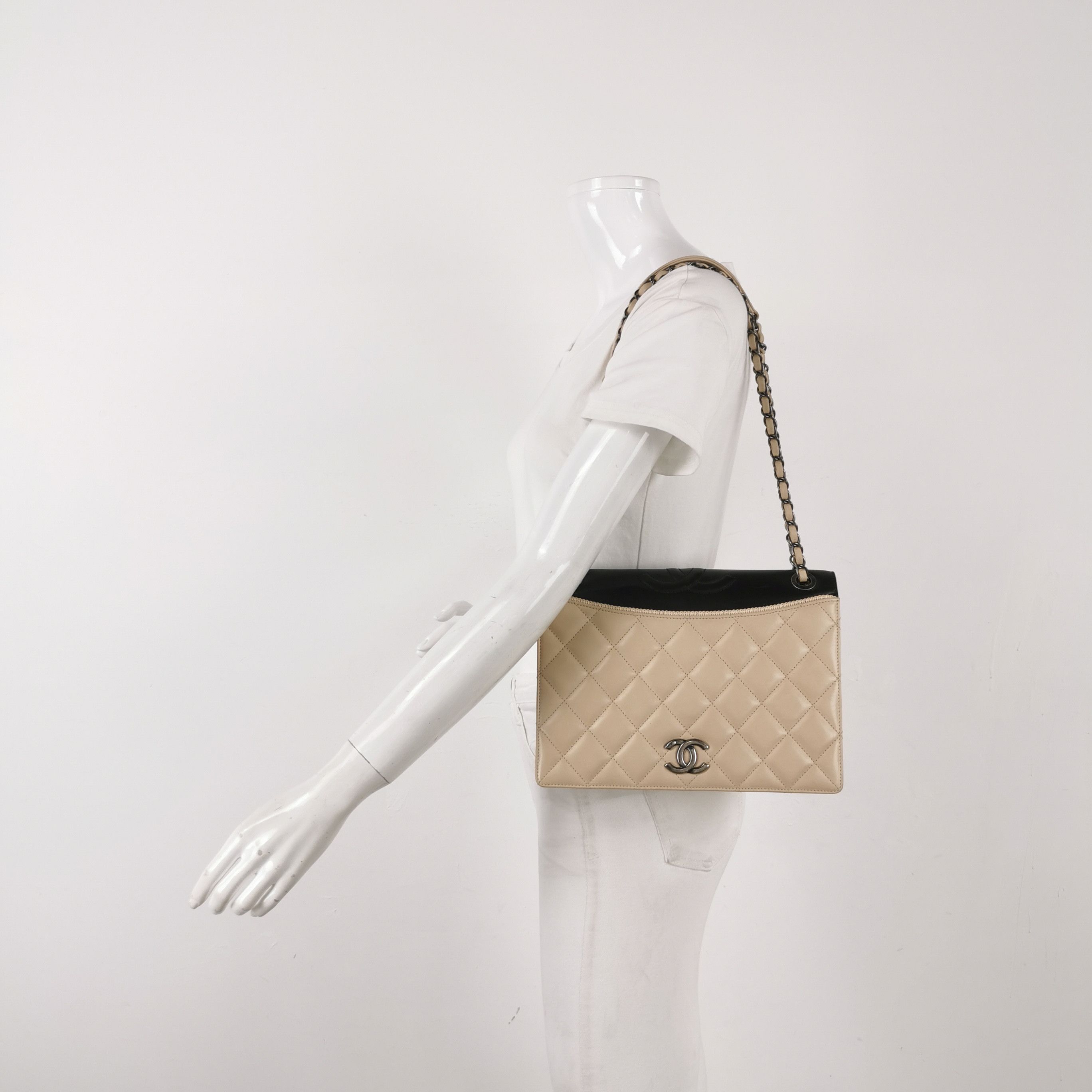 Chanel Chanel Women os Shoulder Bags Size ONE SIZE - 2 Thumbnail