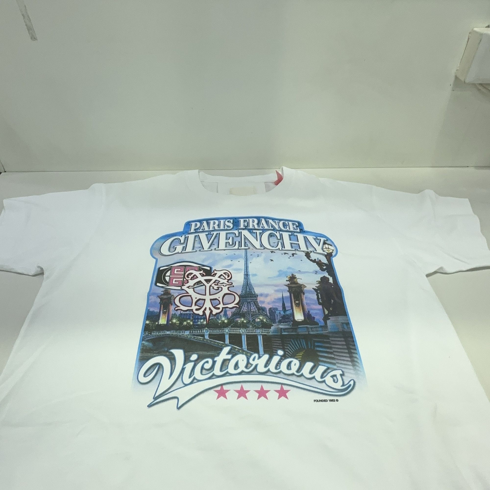 Givenchy Givenchy Paris Victorious Graphic T-Shirt Size L Size US L / EU 52-54 / 3 - 9 Thumbnail