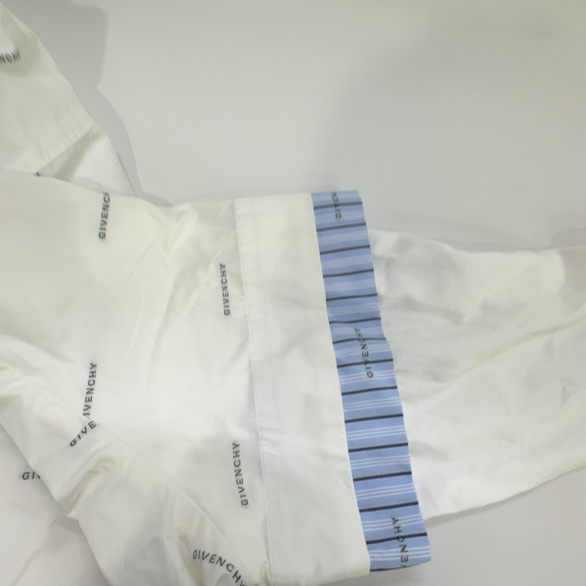 Givenchy Givenchy All-Over Logo Print Button Up Shirt Size 39 Size US M / EU 48-50 / 2 - 12 Thumbnail