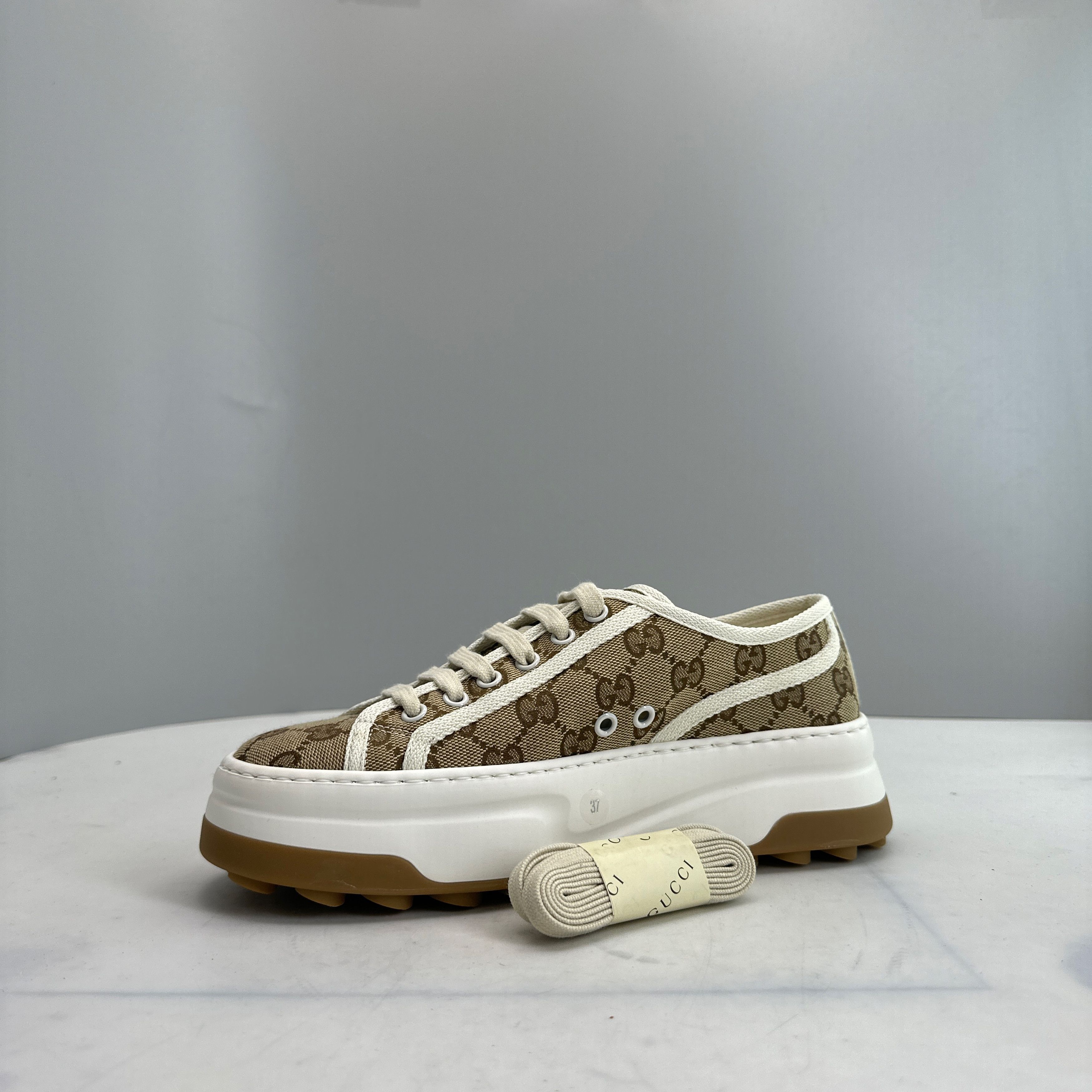 Gucci Gucci GG Canvas Low-Top Sneakers Size 37 Size US 7 / IT 37 - 10 Thumbnail