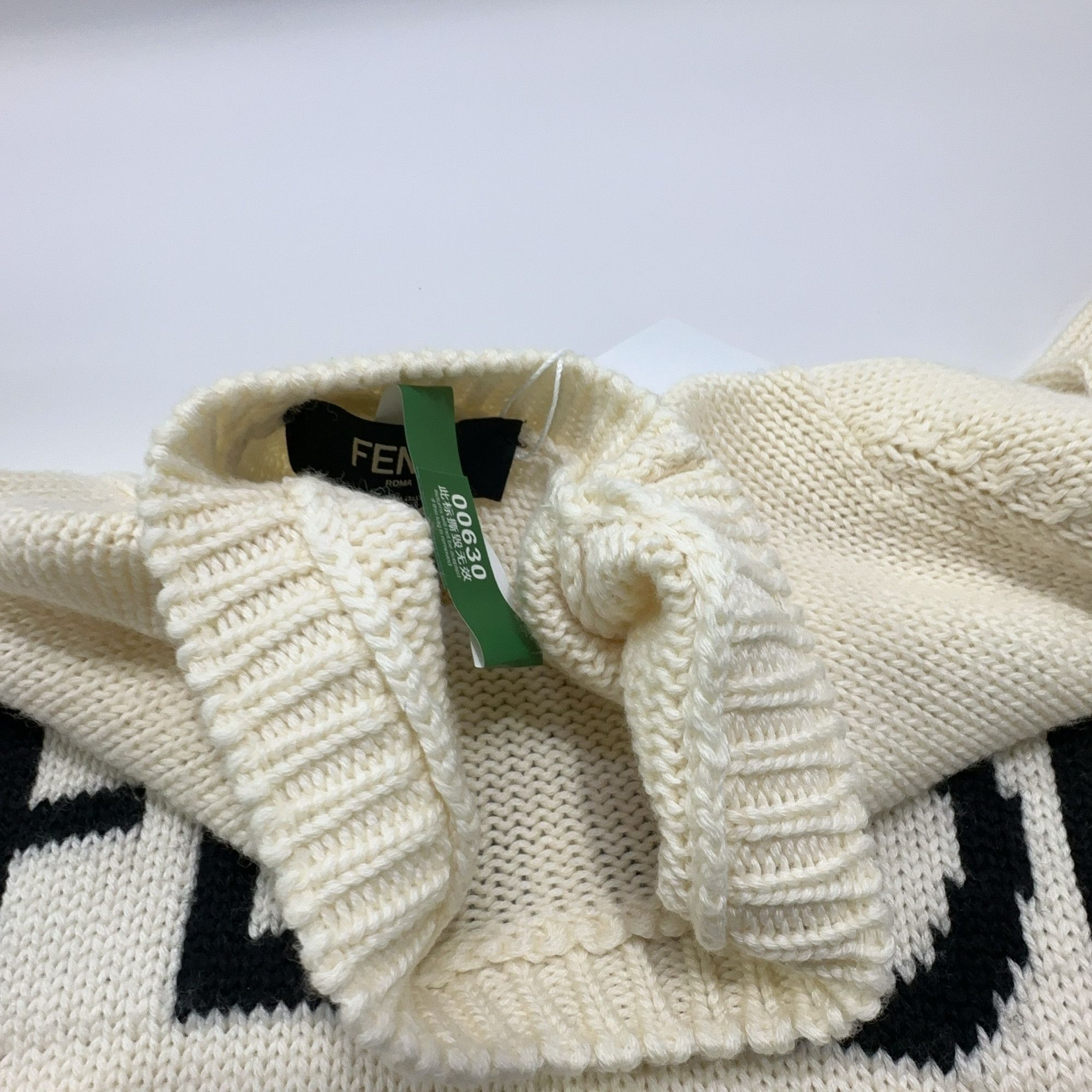 Fendi Fendi Logo Knit Sweater Size M Size US M / EU 48-50 / 2 - 14 Thumbnail