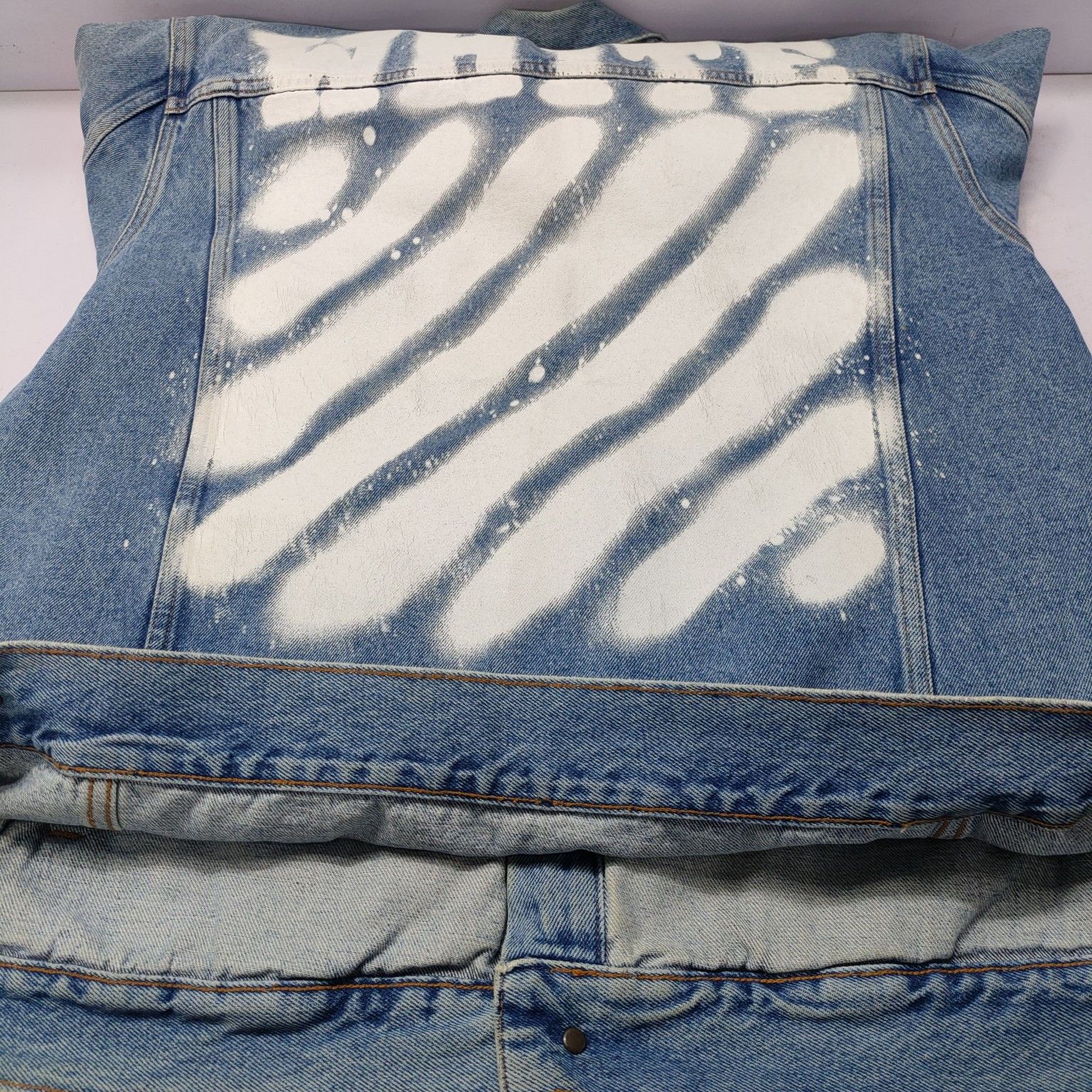 Off-White Off-White White Graphic Denim Jacket Size L Size US L / EU 52-54 / 3 - 17 Thumbnail