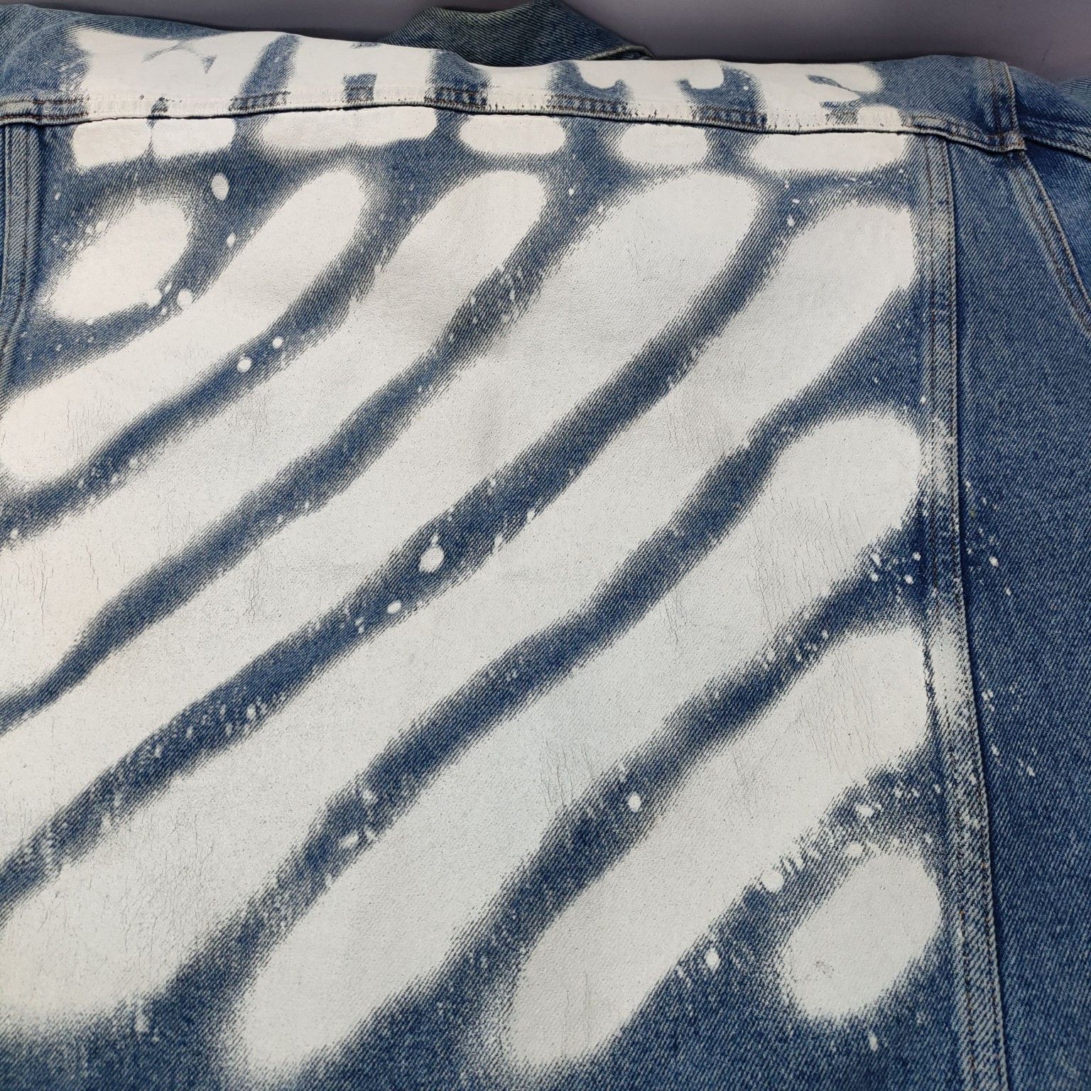 Off-White Off-White White Graphic Denim Jacket Size L Size US L / EU 52-54 / 3 - 9 Thumbnail
