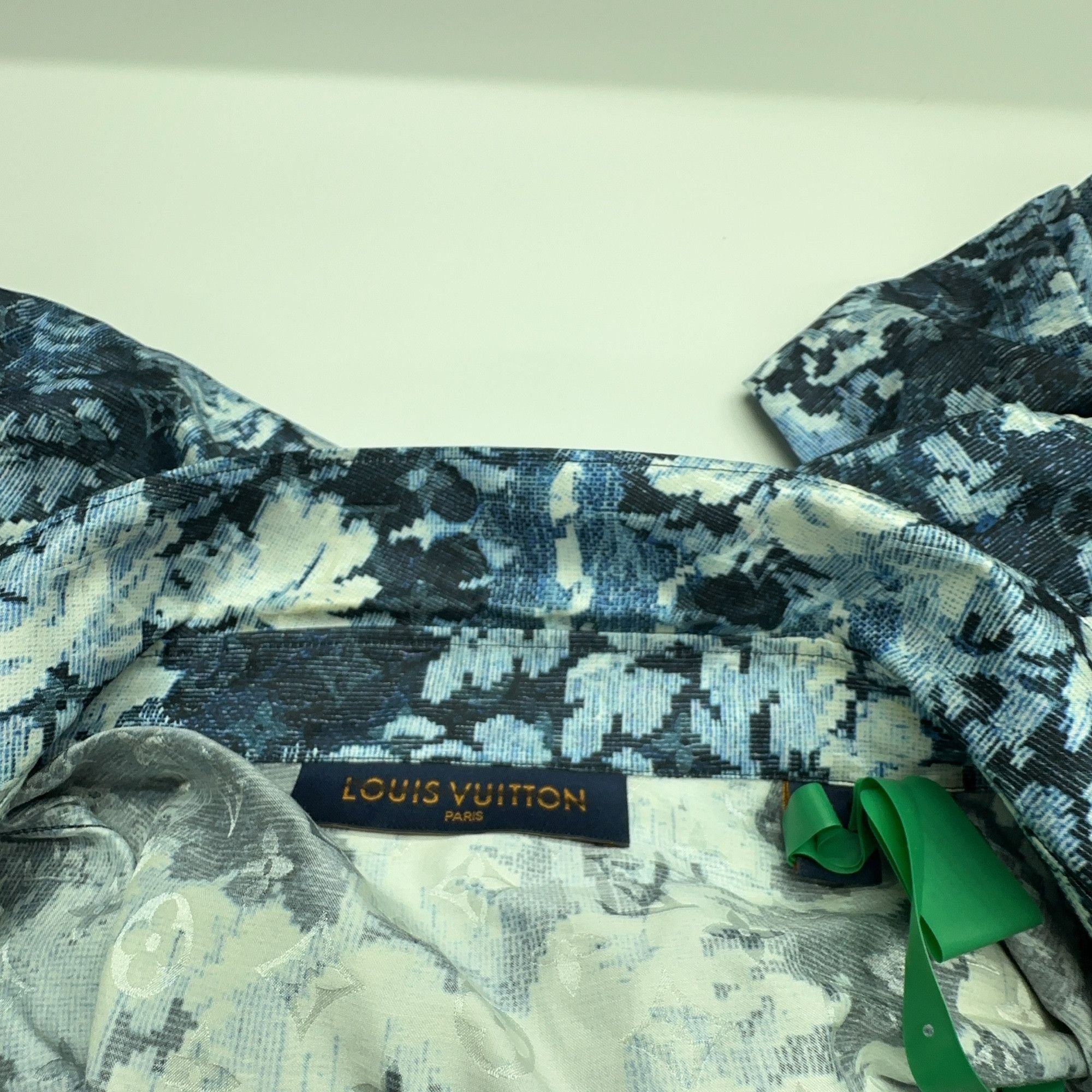 Louis Vuitton Louis Vuitton Tapestry Print Button Up Shirt Size S Size US S / EU 44-46 / 1 - 6 Thumbnail