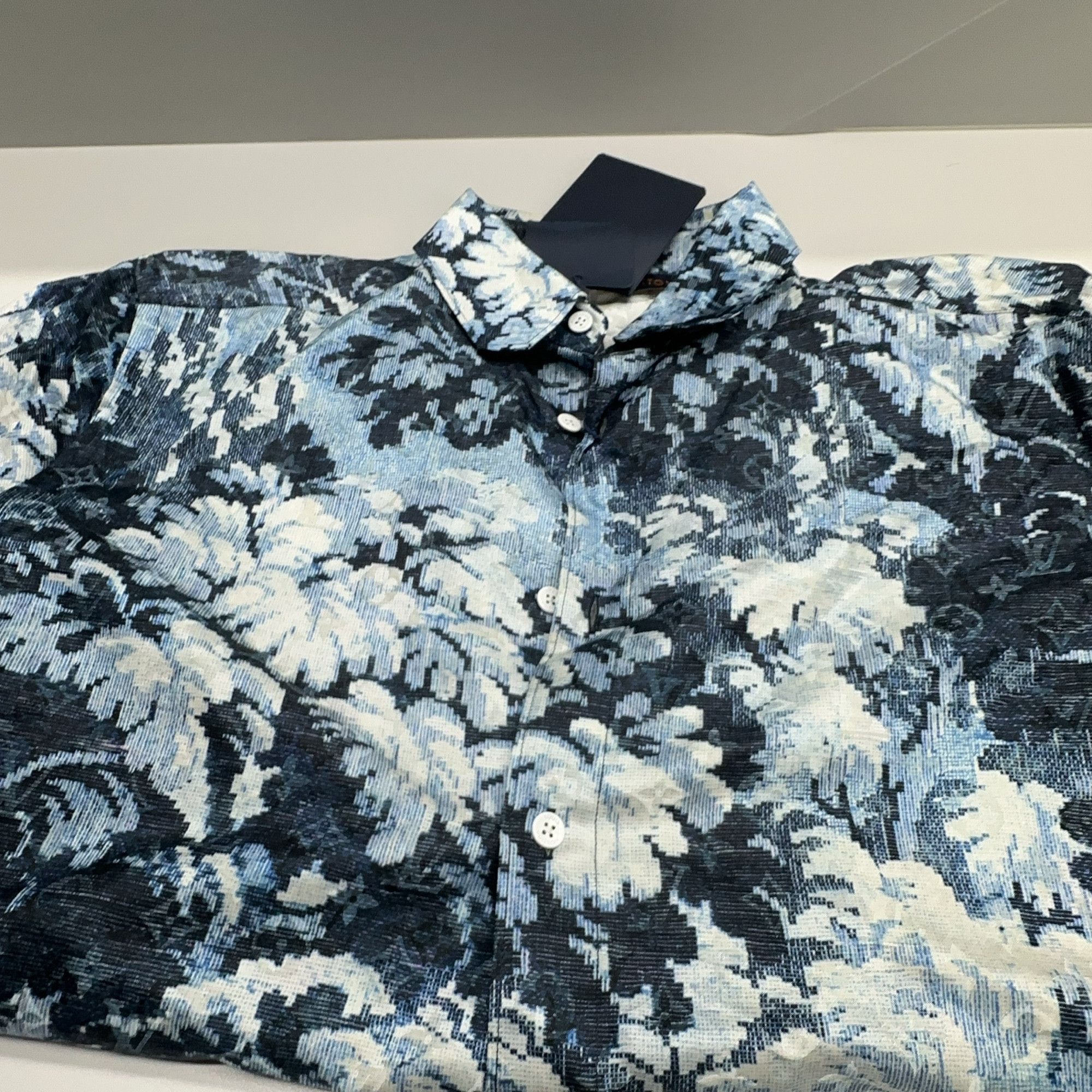 Louis Vuitton Louis Vuitton Tapestry Print Button Up Shirt Size S Size US S / EU 44-46 / 1 - 8 Thumbnail