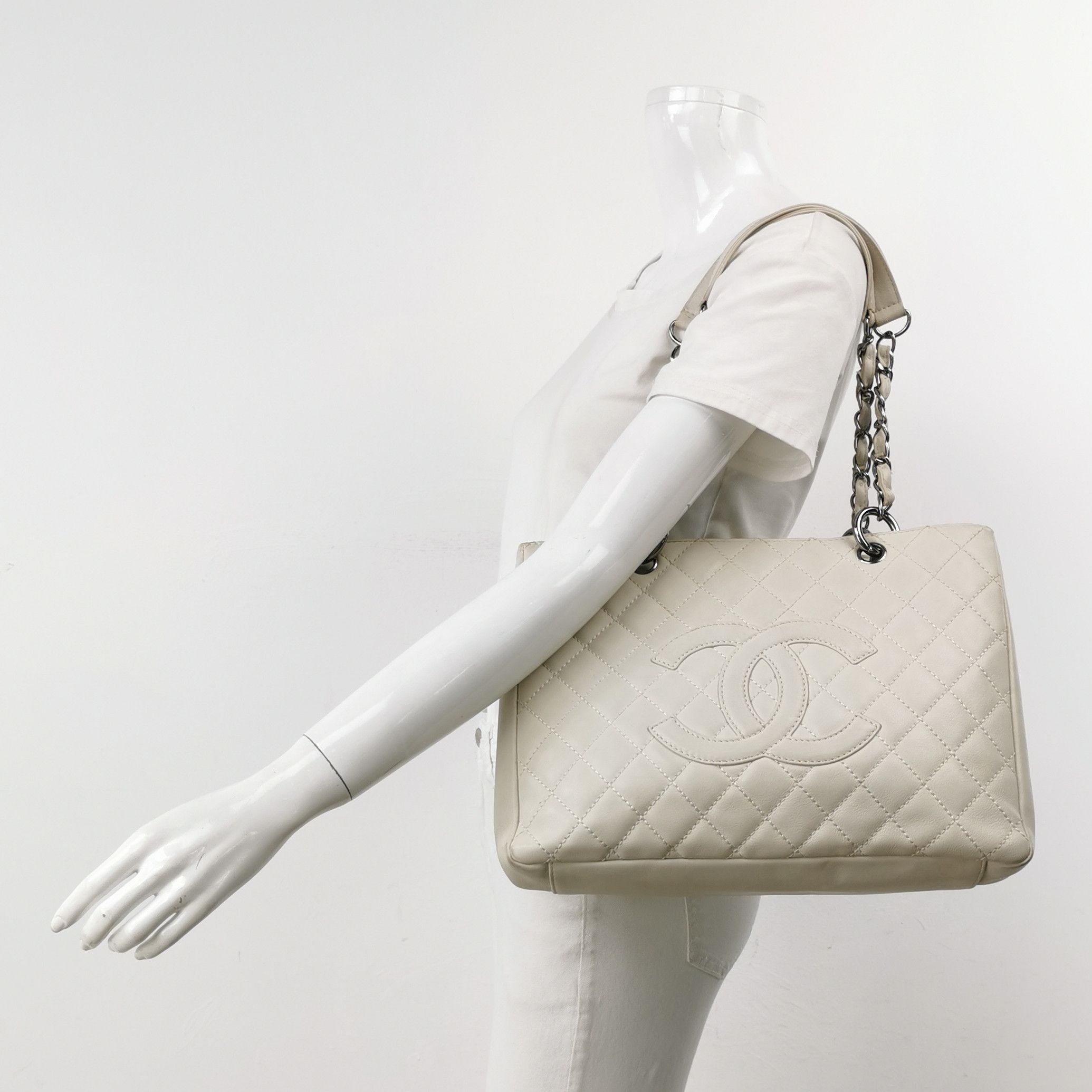 Chanel Chanel Women os Shoulder Bags Size ONE SIZE - 2 Thumbnail