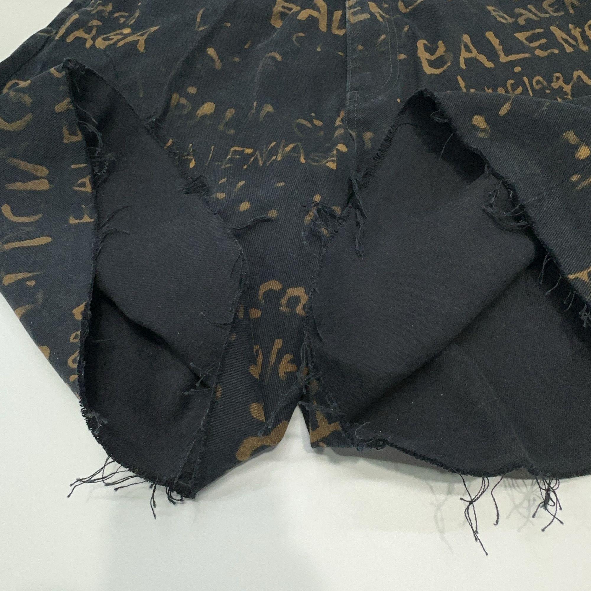 Balenciaga Balenciaga Graffiti Logo Denim Shorts Size 30 Size US 30 / EU 46 - 9 Thumbnail