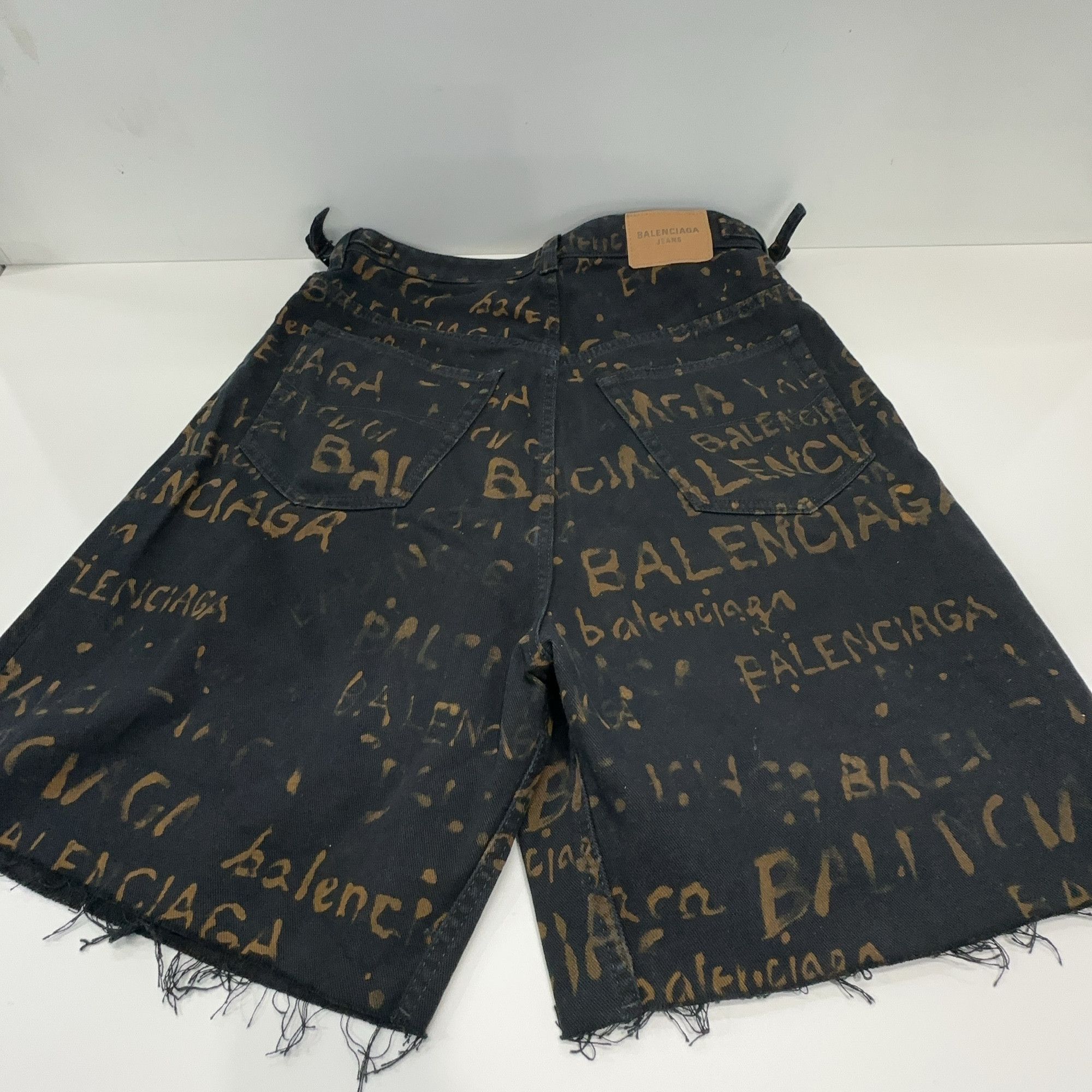 Balenciaga Balenciaga Graffiti Logo Denim Shorts Size 30 Size US 30 / EU 46 - 6 Thumbnail