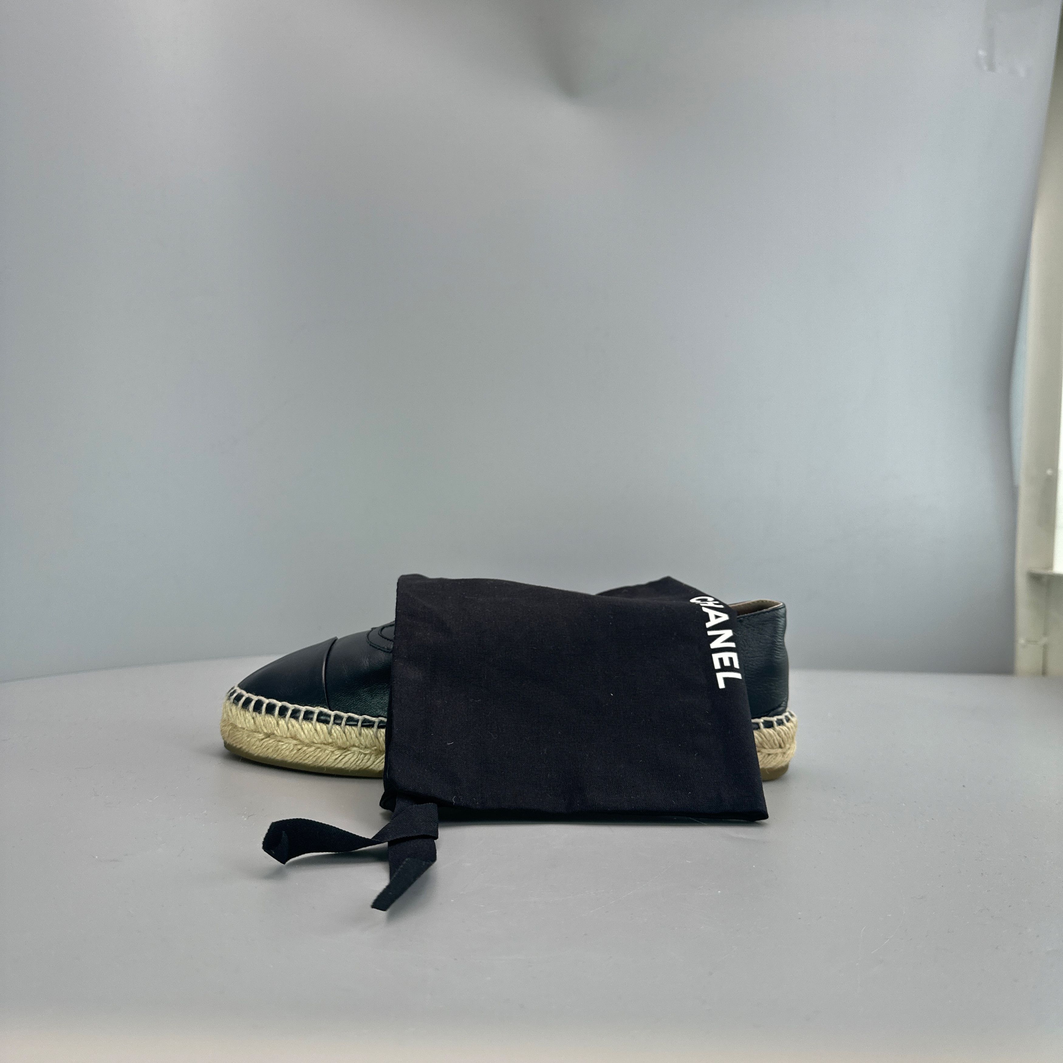 Chanel CHANEL Black Leather CC Logo Espadrilles Size 40 Size US 9 / IT 39 - 10 Thumbnail