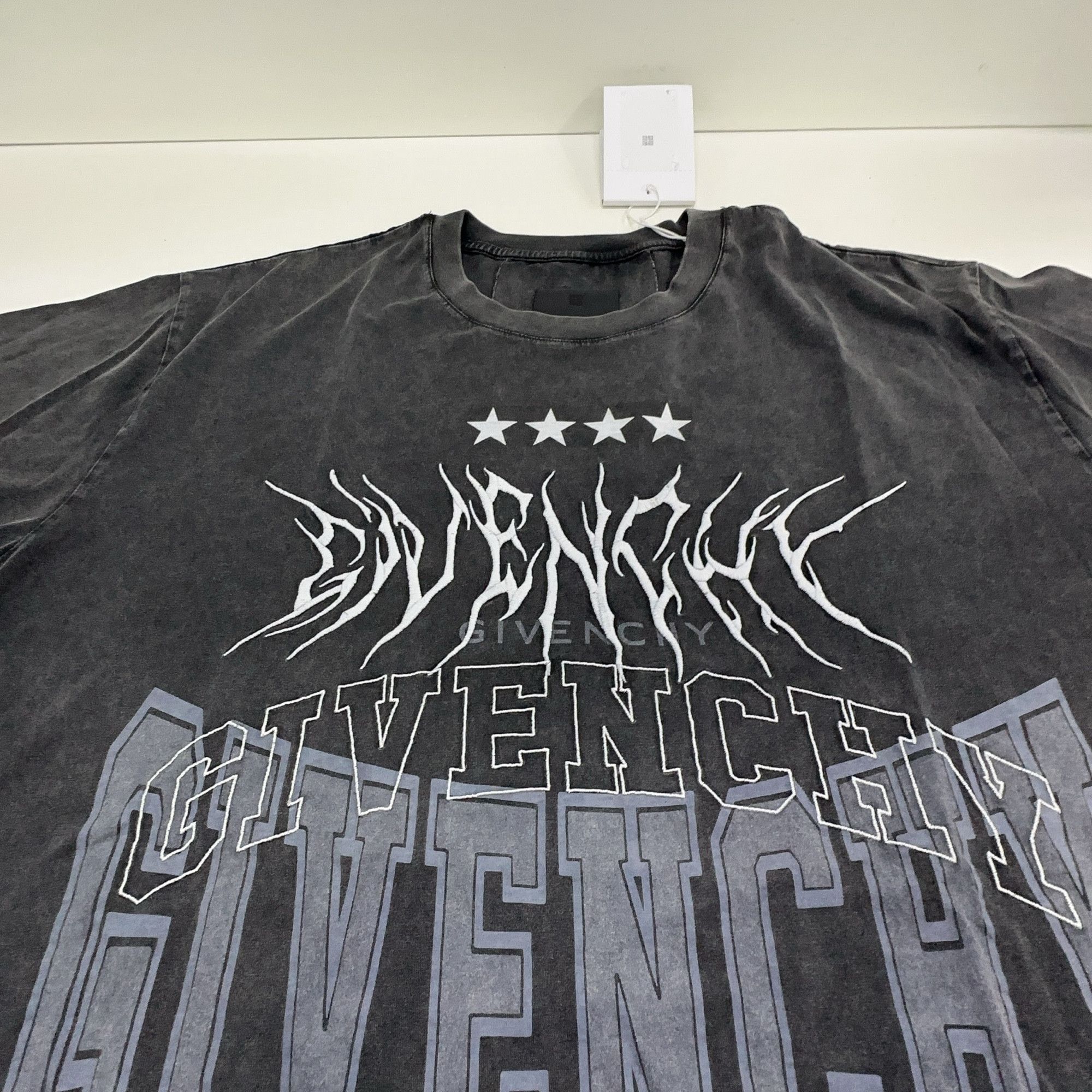 Givenchy Givenchy Logo Graphic T-Shirt Size S Size US S / EU 44-46 / 1 - 8 Thumbnail
