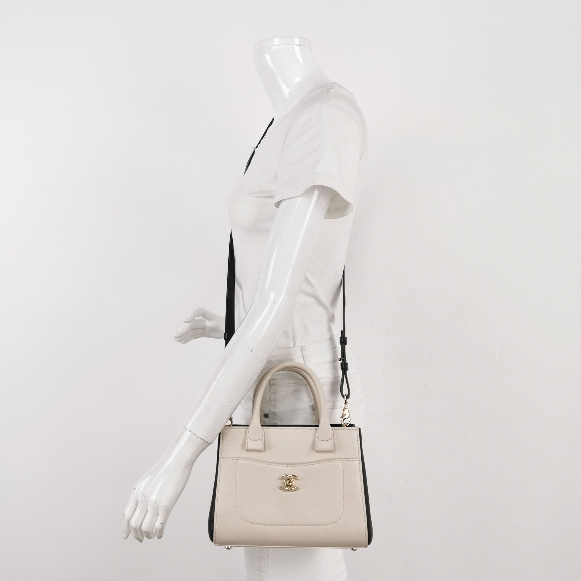 Chanel Chanel Women os Shoulder Bags Size ONE SIZE - 2 Thumbnail