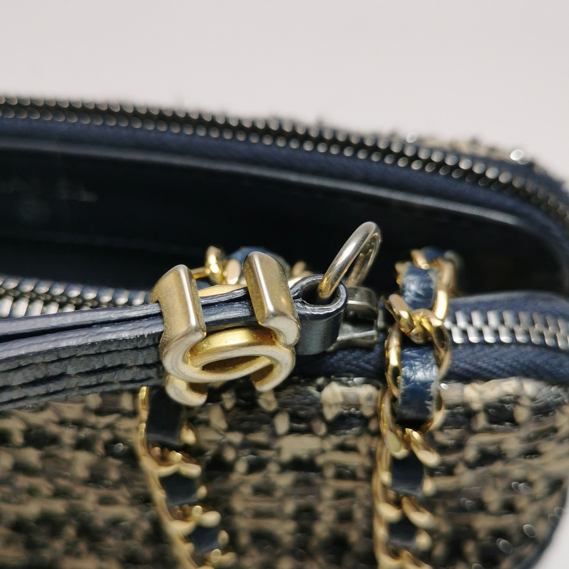 Chanel Chanel Women os Crossbody Bags Size ONE SIZE - 25 Thumbnail