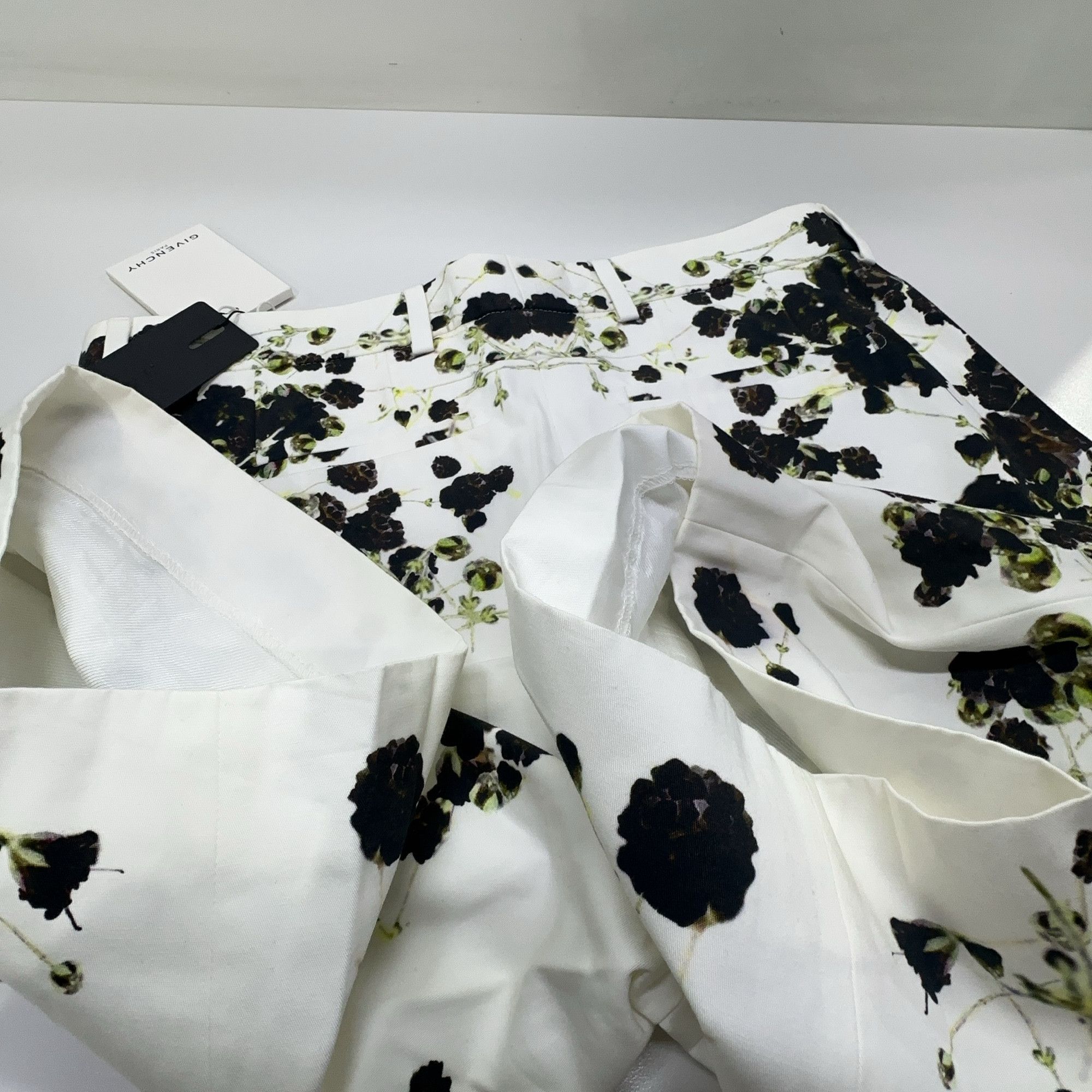 Givenchy Givenchy Floral Print Shorts Size 48 Size US 32 / EU 48 - 5 Thumbnail