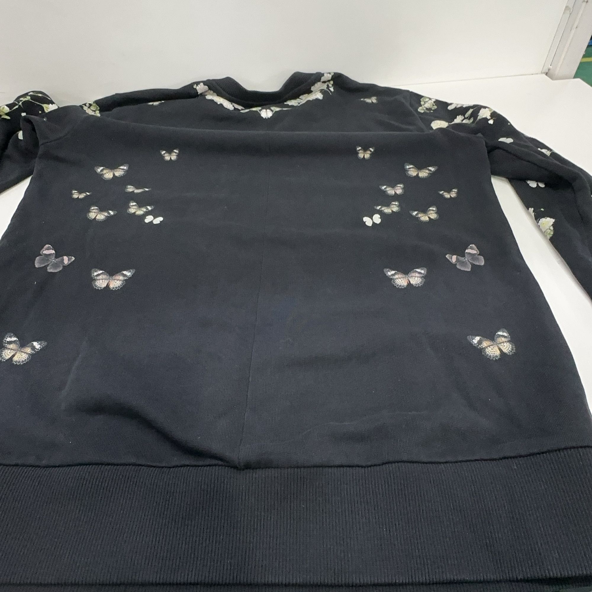 Givenchy Givenchy Madonna Floral Print Sweatshirt Black Size L Size US L / EU 52-54 / 3 - 9 Thumbnail
