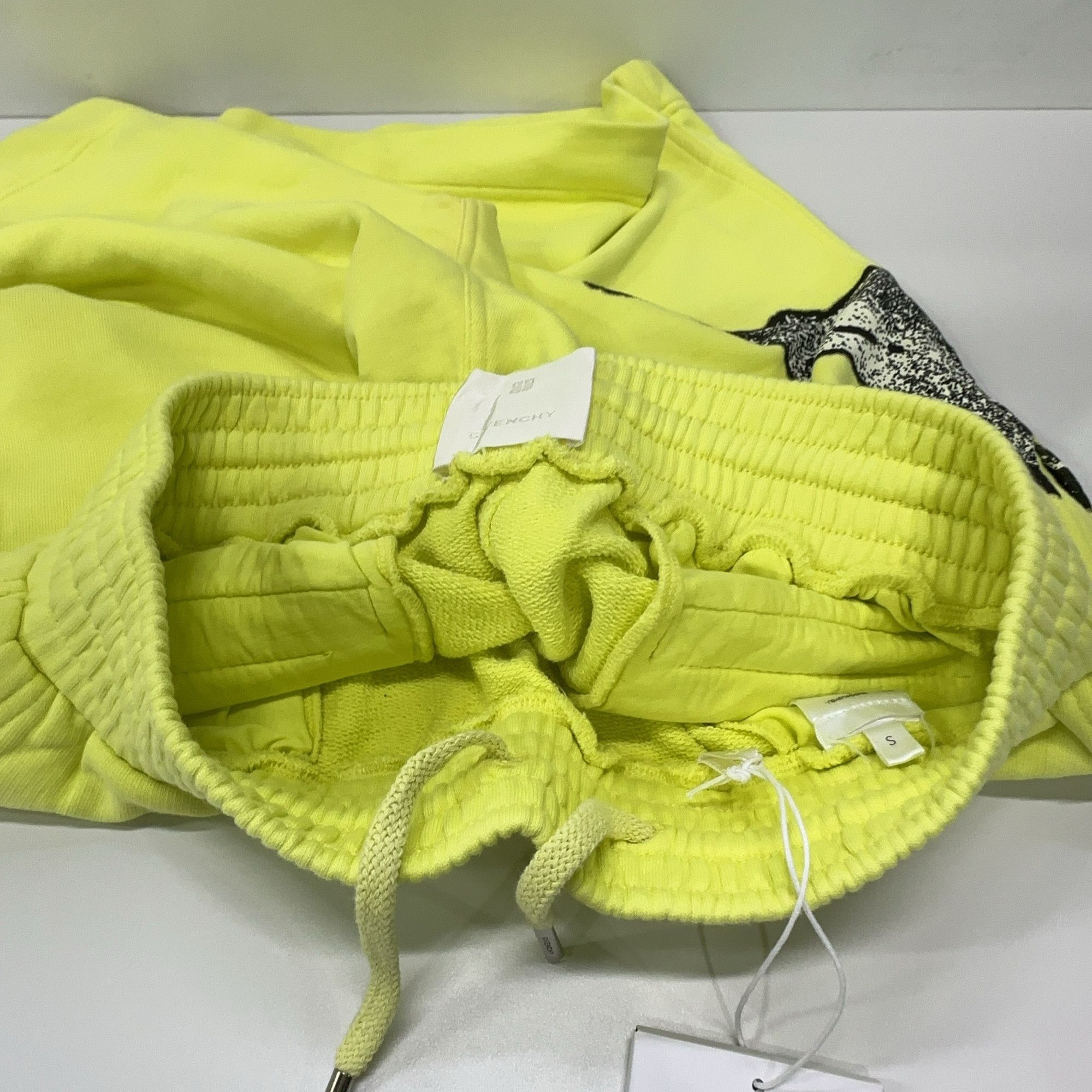 Givenchy Givenchy Yellow Graphic Logo Shorts Size S Size US 30 / EU 46 - 8 Thumbnail