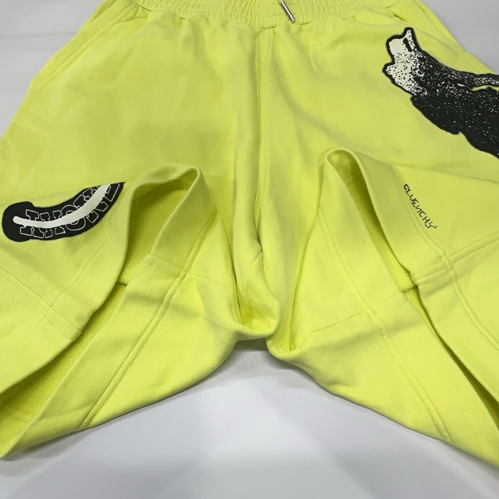 Givenchy Givenchy Yellow Graphic Logo Shorts Size S Size US 30 / EU 46 - 10 Thumbnail