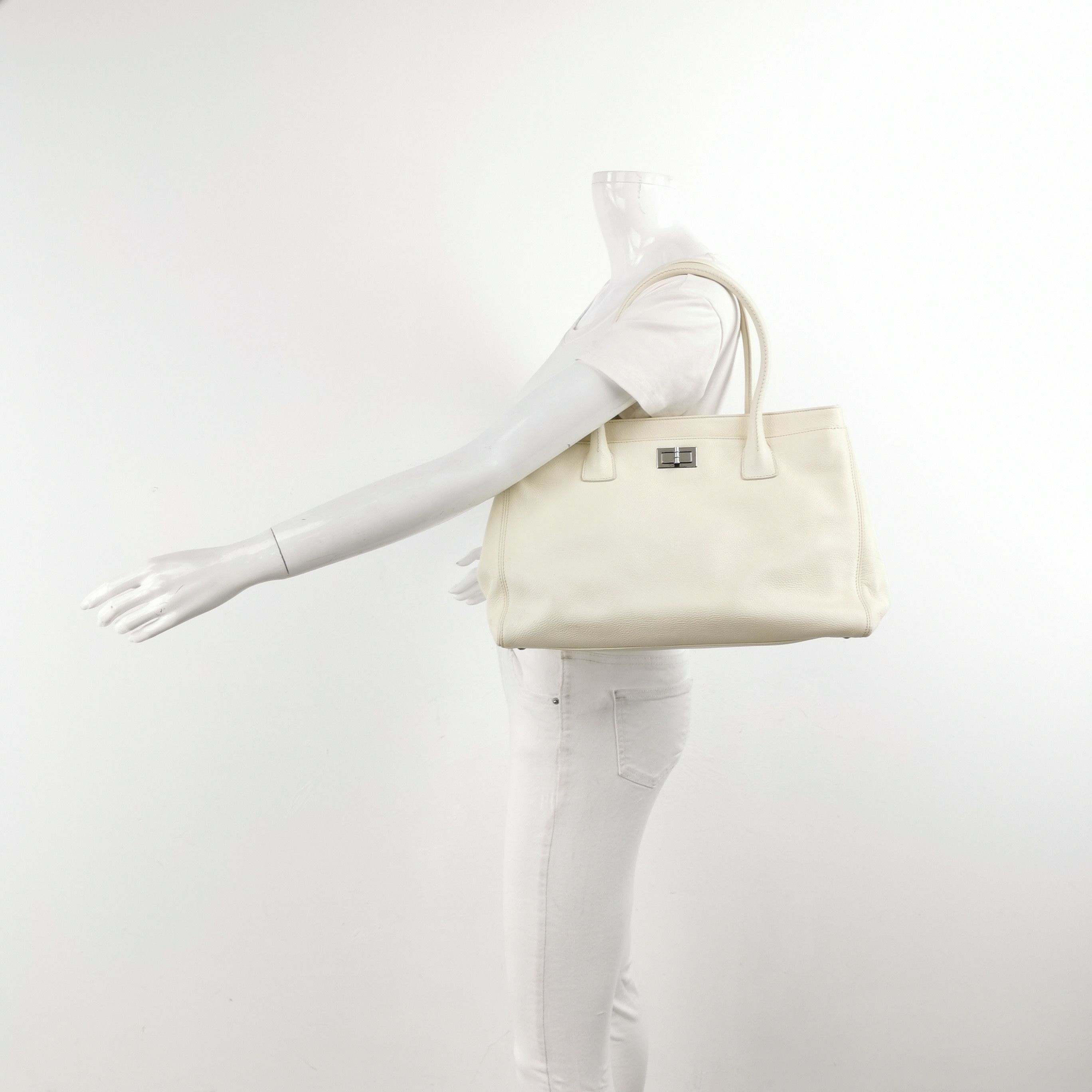 Chanel Chanel Women os Shoulder Bags Size ONE SIZE - 2 Thumbnail