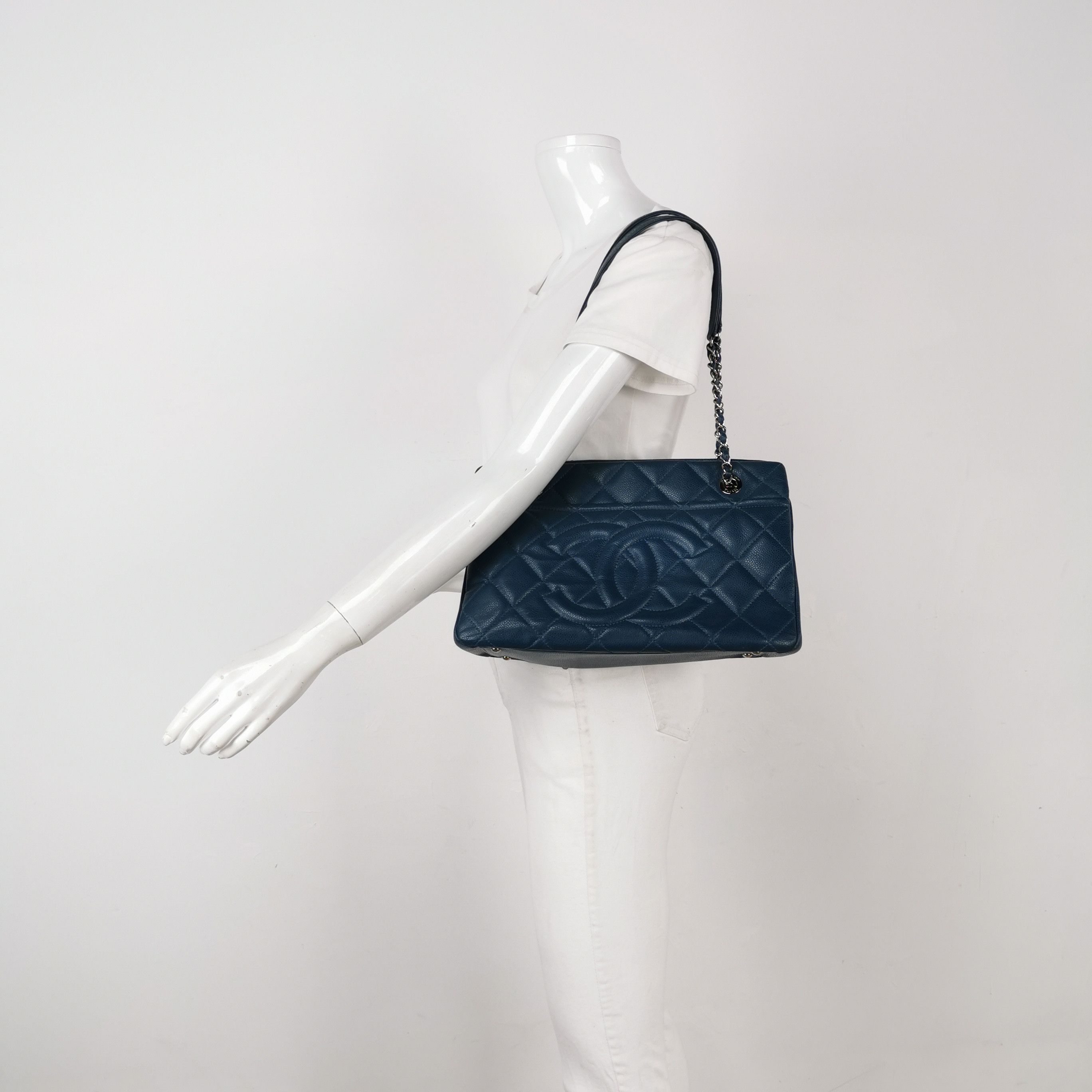 Chanel Chanel Women os Shoulder Bags Size ONE SIZE - 2 Thumbnail