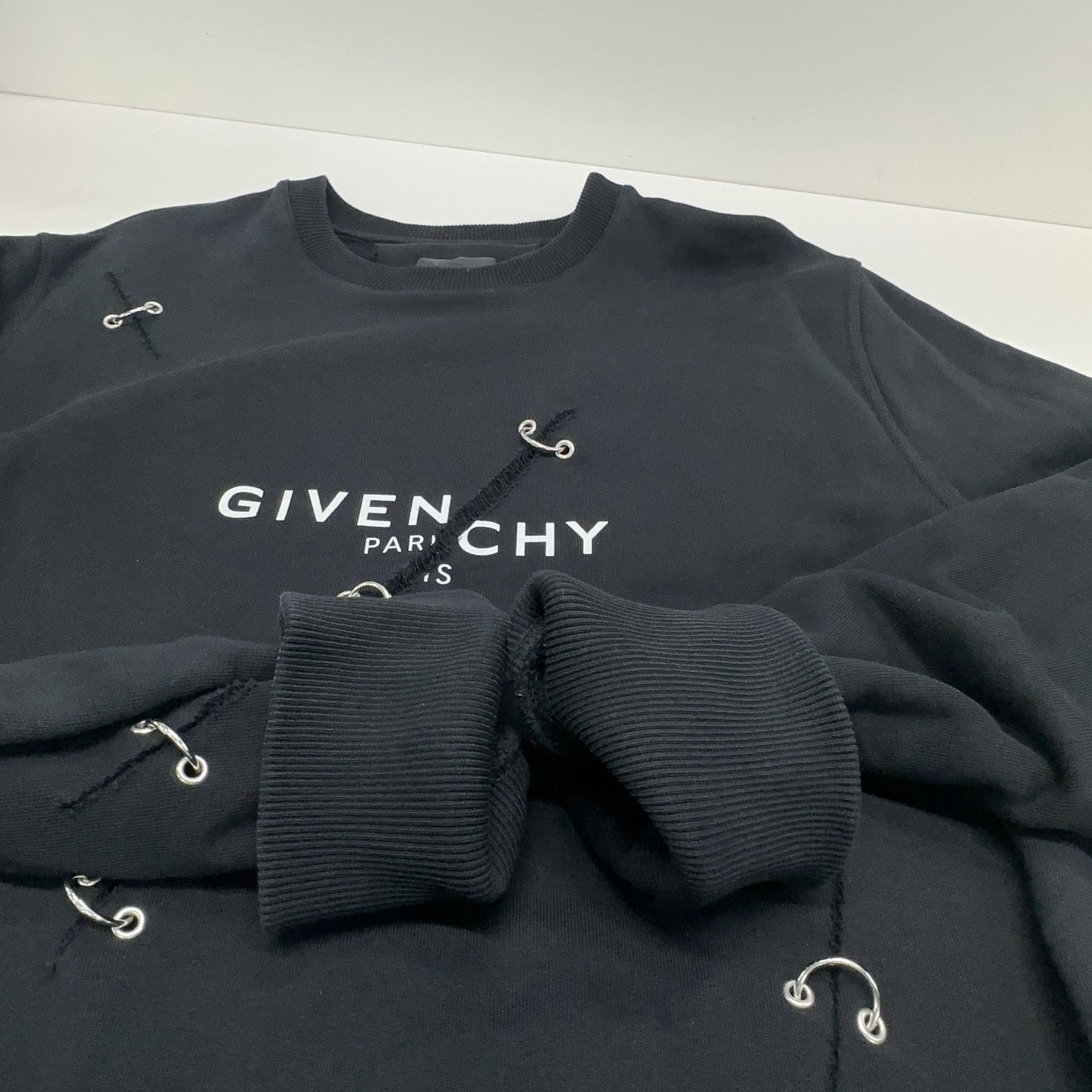 Givenchy Givenchy Logo Ring Detail Sweatshirt Size L Size US L / EU 52-54 / 3 - 9 Thumbnail