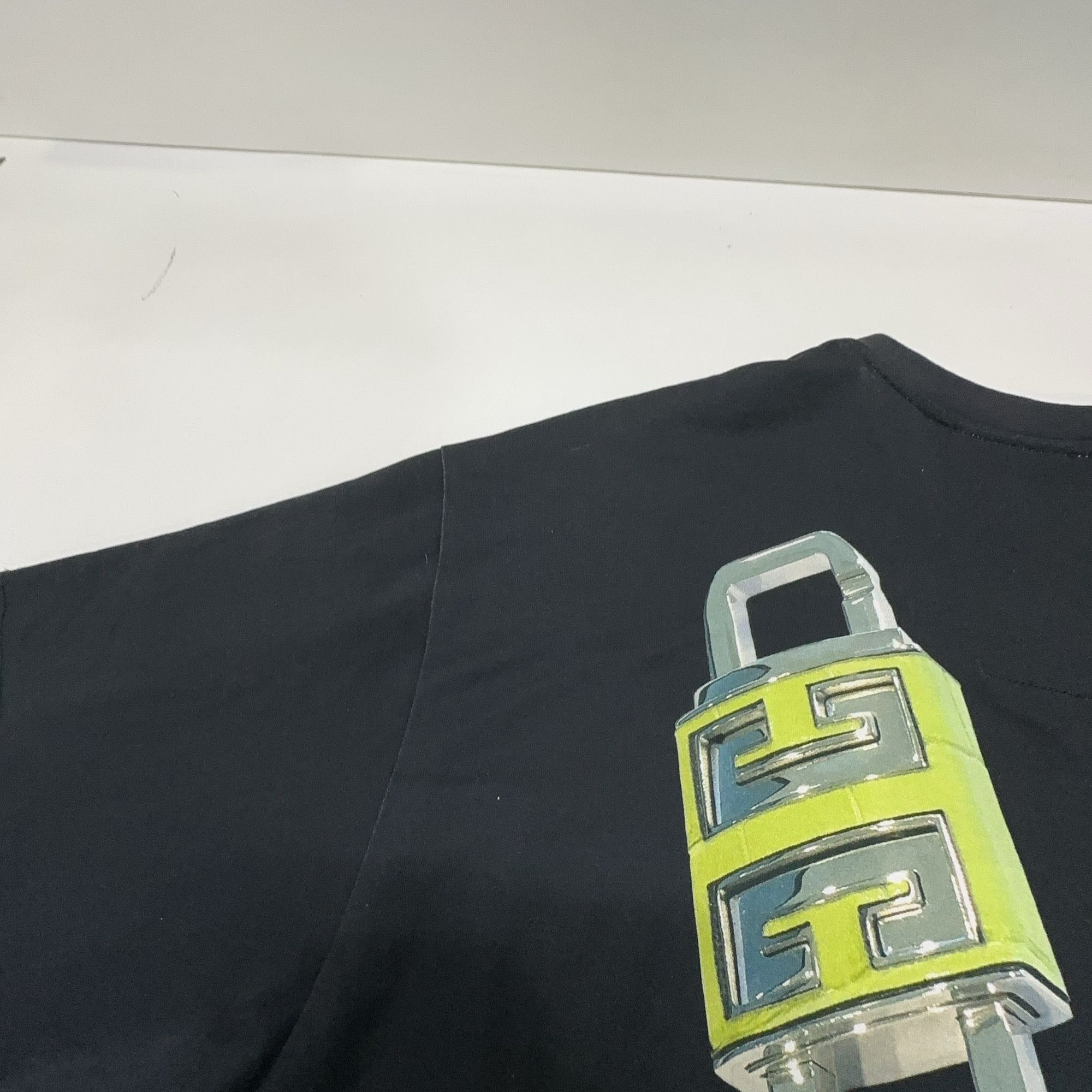 Givenchy Givenchy Padlock Graphic T-Shirt Size S Size US S / EU 44-46 / 1 - 14 Thumbnail