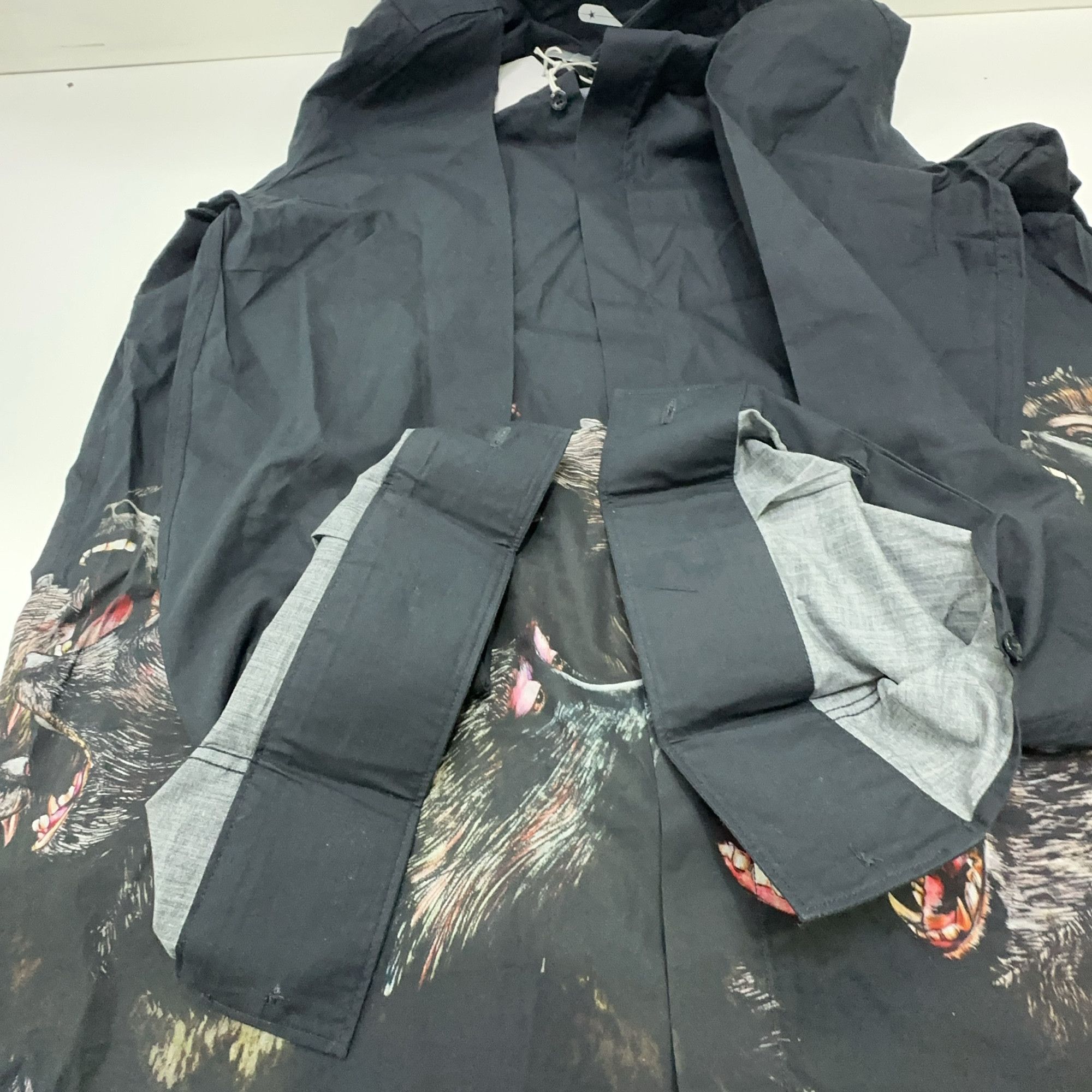 Givenchy Givenchy Gorilla Print Button Up Shirt Size L Size US L / EU 52-54 / 3 - 11 Thumbnail