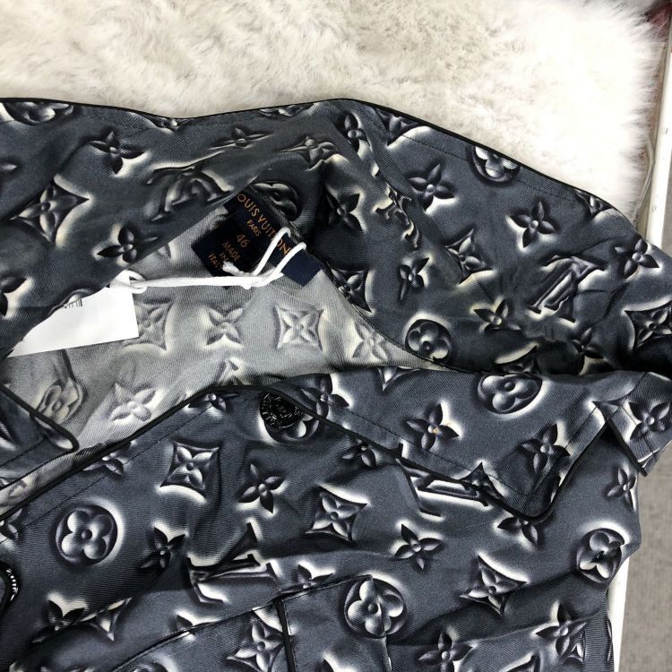 Louis Vuitton Louis Vuitton Monogram Silk Shirt Size S Size US S / EU 44-46 / 1 - 5 Thumbnail
