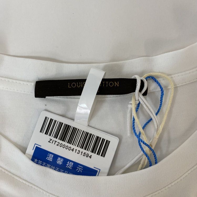Louis Vuitton Louis Vuitton Graphic Print T-Shirt White Size M Size US M / EU 48-50 / 2 - 3 Thumbnail