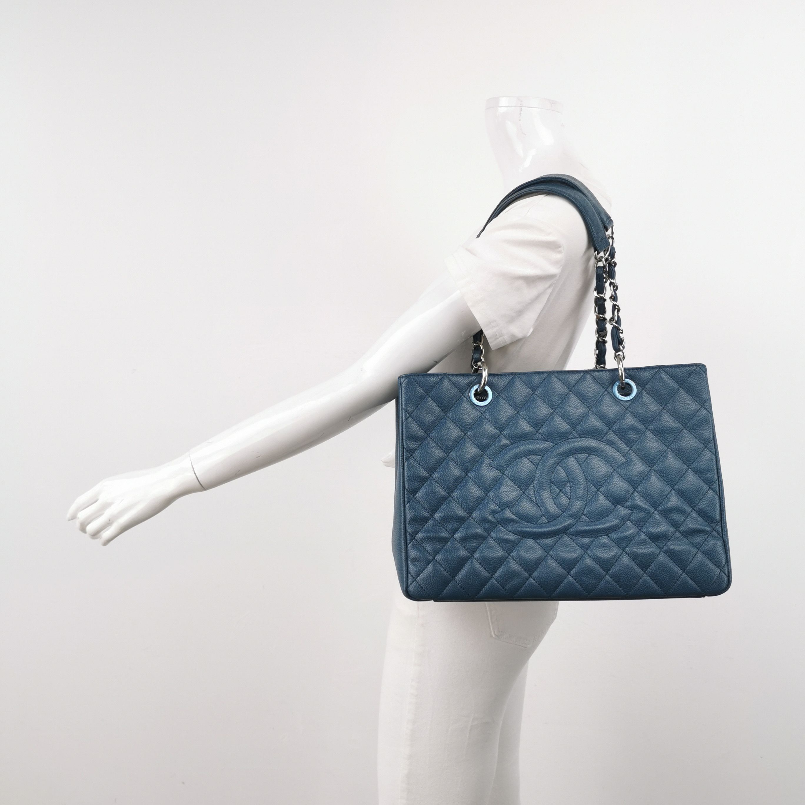 Chanel Chanel Women os Shoulder Bags Size ONE SIZE - 2 Thumbnail