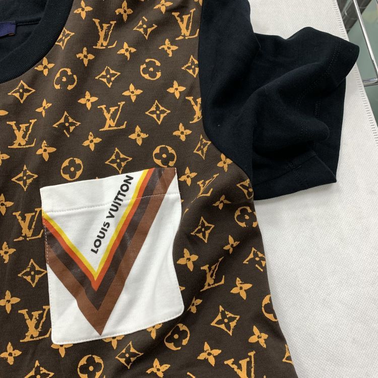 Louis Vuitton Louis Vuitton Monogram Pocket T-Shirt Size S Size US S / EU 44-46 / 1 - 6 Thumbnail