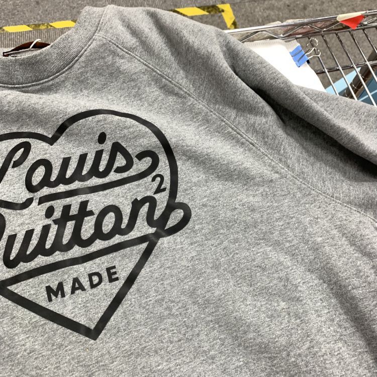 Louis Vuitton Louis Vuitton Heart Logo Sweatshirt Size XL Size US XL / EU 56 / 4 - 8 Thumbnail
