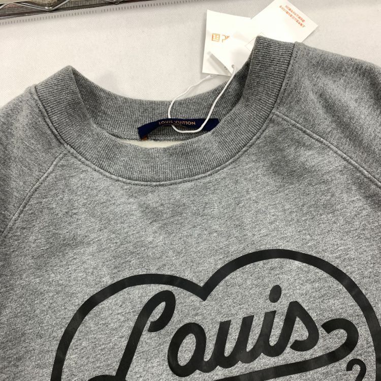 Louis Vuitton Louis Vuitton Heart Logo Sweatshirt Size XL Size US XL / EU 56 / 4 - 7 Thumbnail