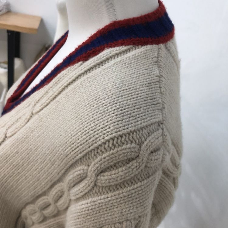 Gucci Gucci Cable Knit V-Neck Sweater Size L Size US L / EU 52-54 / 3 - 8 Thumbnail