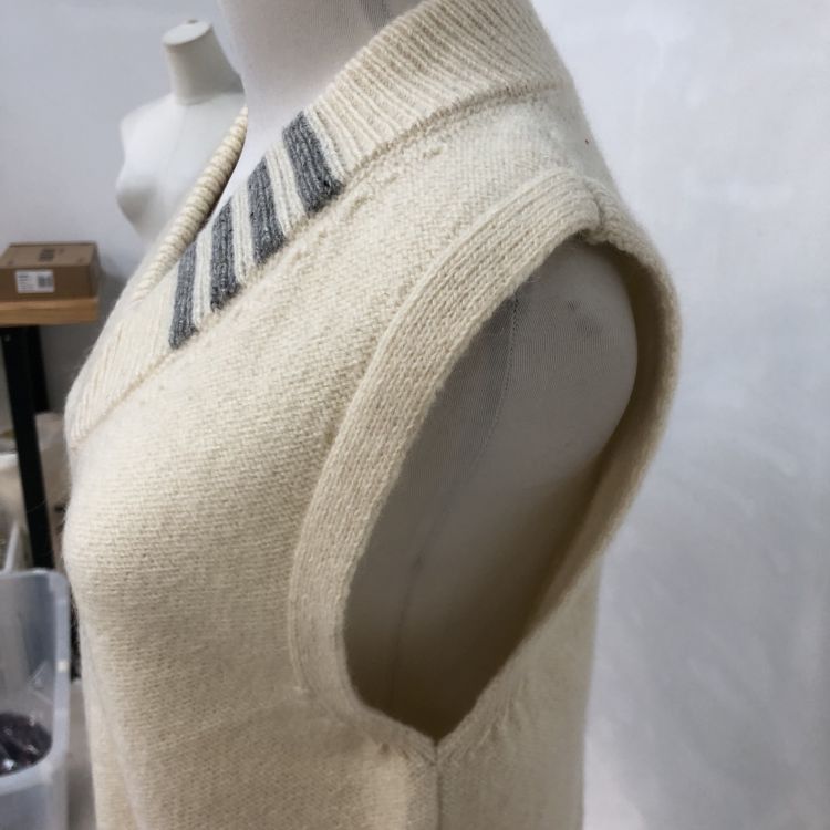 Thom Browne Thom Browne Striped V-Neck Knit Vest Size 2 Size US M / EU 48-50 / 2 - 7 Thumbnail