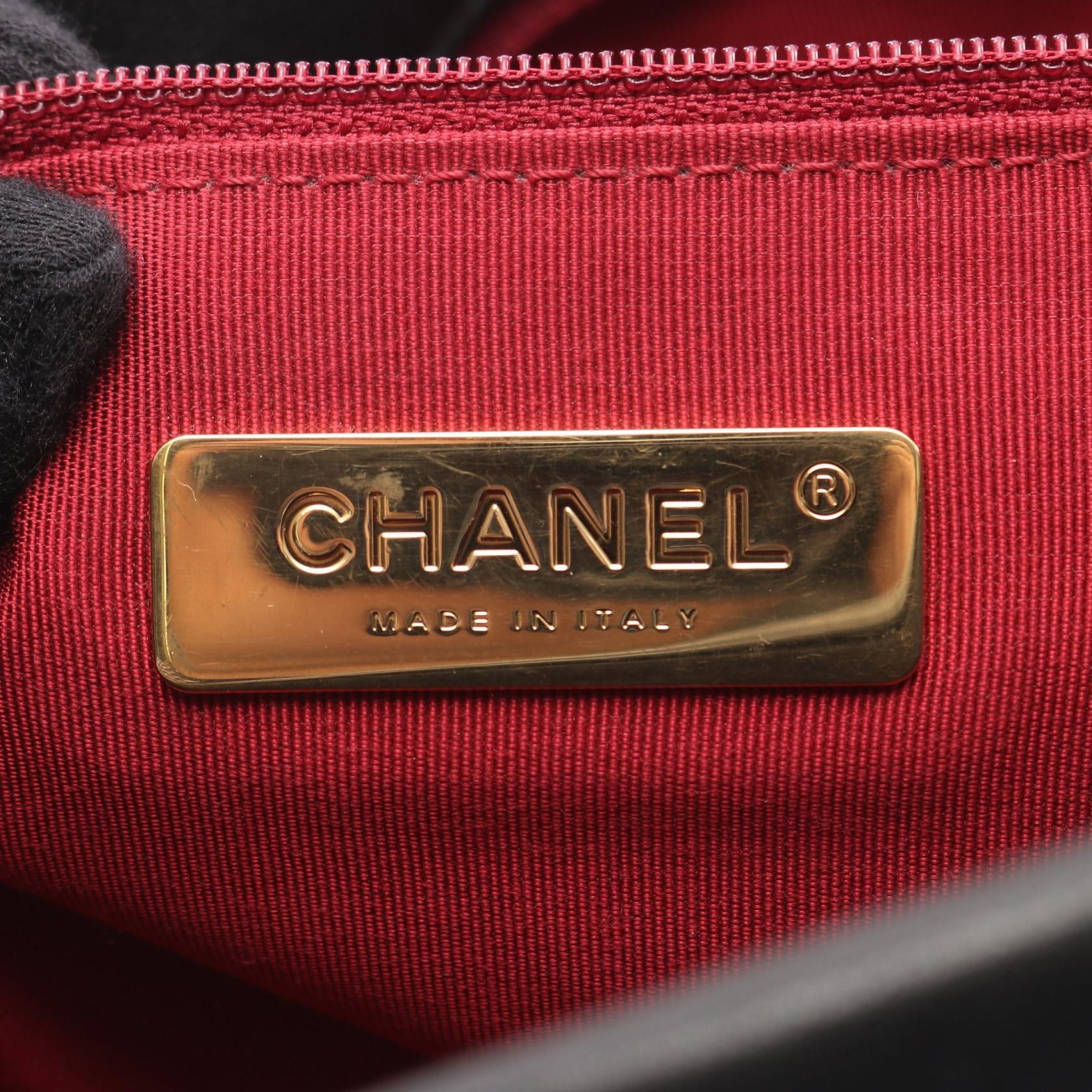 Chanel Chanel Chanel 19 Maxi Lambskin Shoulder Bag Leather Shoulder Bag DUTY FREE for USA Size ONE SIZE - 4 Thumbnail