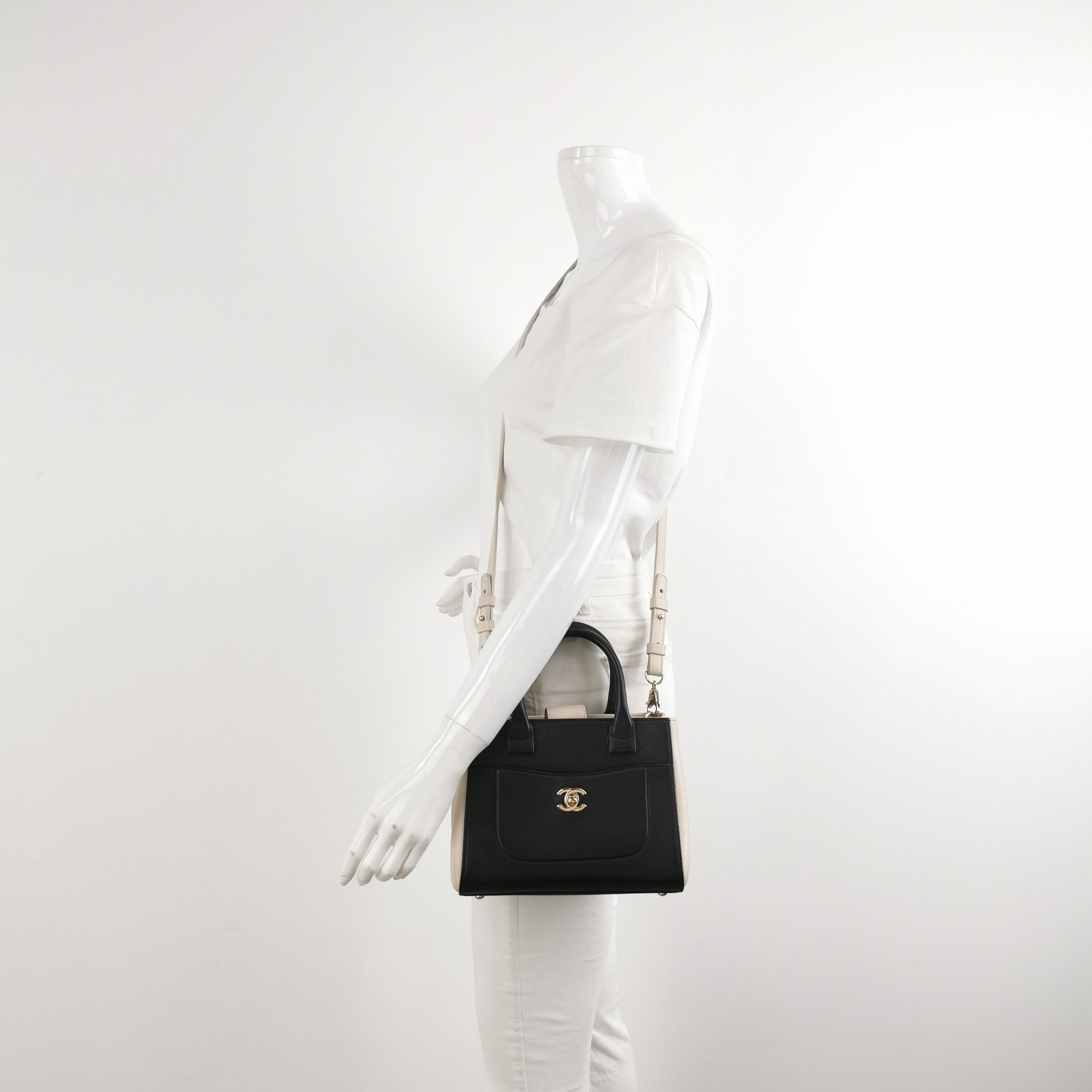 Chanel Chanel Women os Shoulder Bags Size ONE SIZE - 2 Thumbnail
