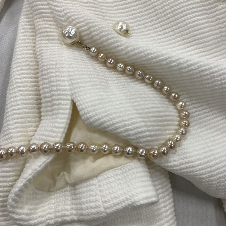Chanel Chanel White Pearl Button Textured Blazer Size 34 Size XS / US 0-2 / IT 36-38 - 9 Thumbnail