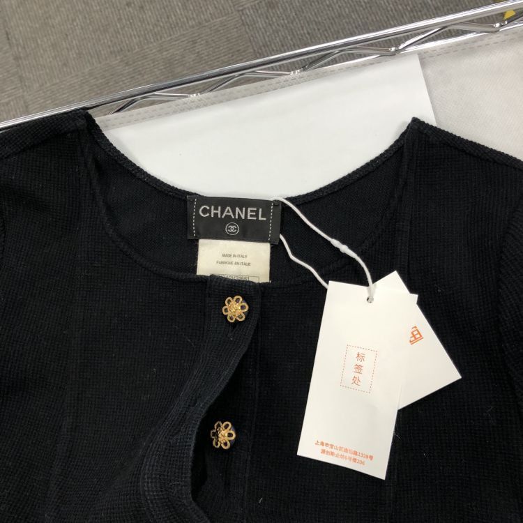 Chanel Chanel Floral Button Knit Top Size 34 Size XS / US 0-2 / IT 36-38 - 6 Thumbnail