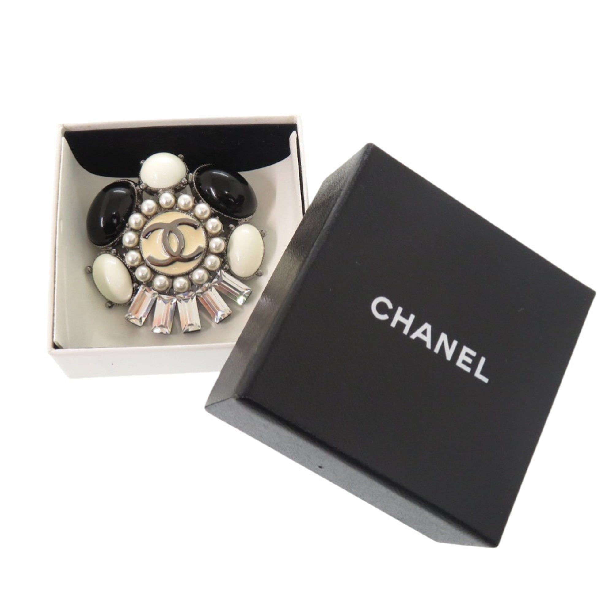 Chanel Excellent condition Chanel Coco Mark brooch, metal, faux pearl, rhinestones, black and white, 0443CHANEL Size ONE SIZE - 2 Thumbnail