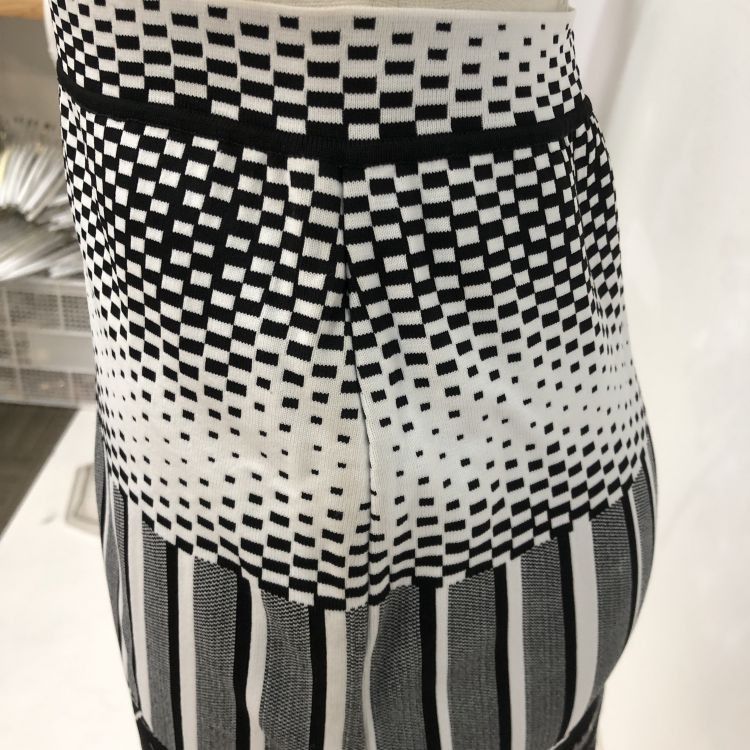Balenciaga Balenciaga Graphic Print Mini Skirt Size 38 Size 27" / US 4 / IT 40 - 7 Thumbnail