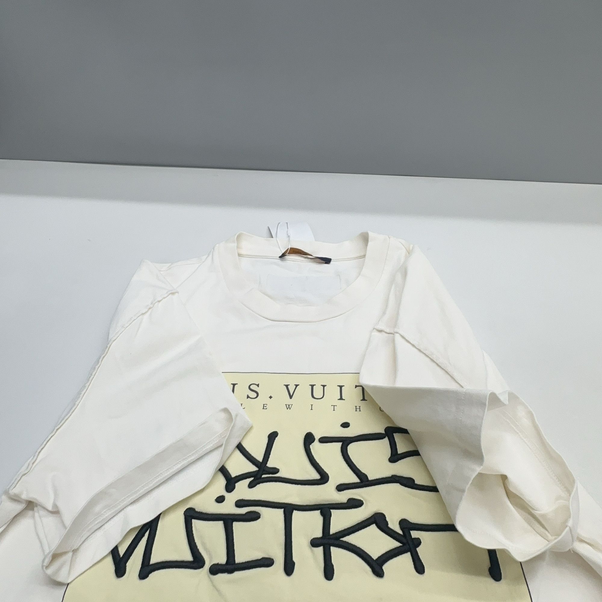 Louis Vuitton Louis Vuitton Handle With Care Graphic T-Shirt Size XL Size US XL / EU 56 / 4 - 9 Thumbnail