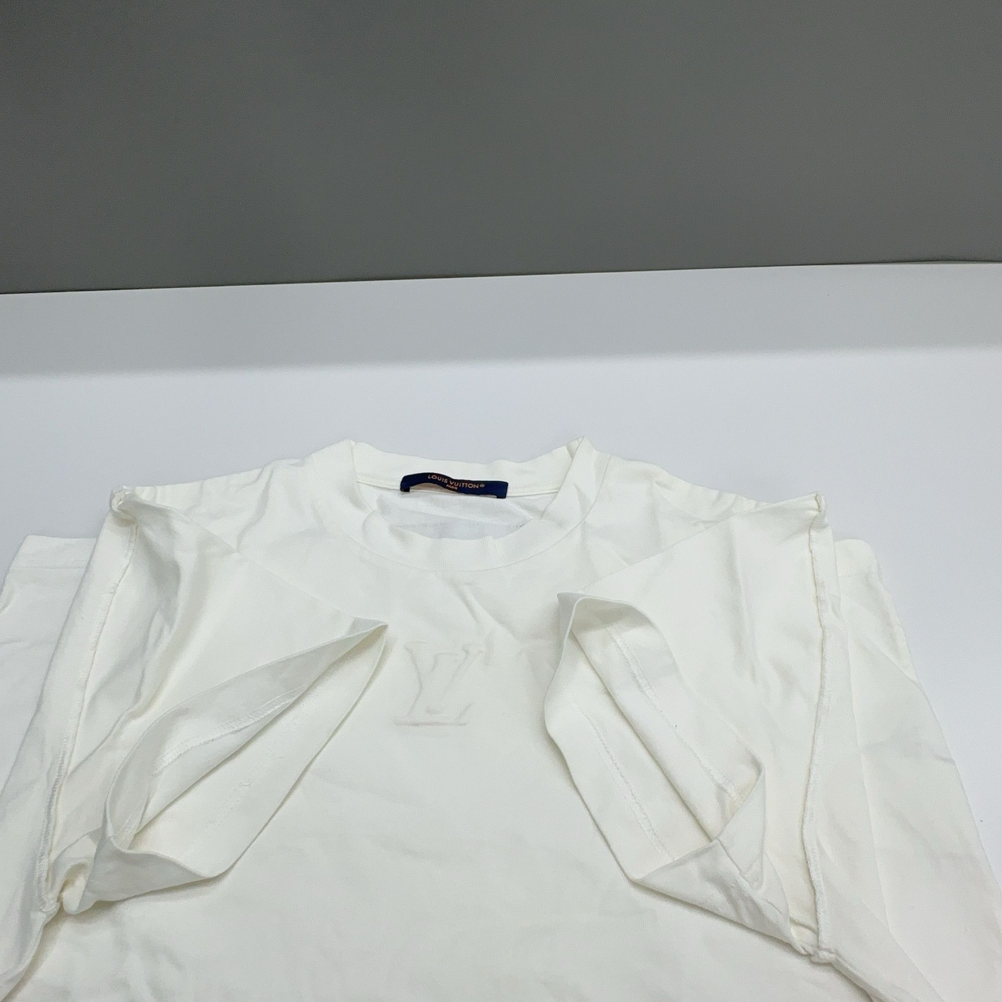 Louis Vuitton Louis Vuitton Logo Embossed T-Shirt Size XS Size US XS / EU 42 / 0 - 7 Thumbnail