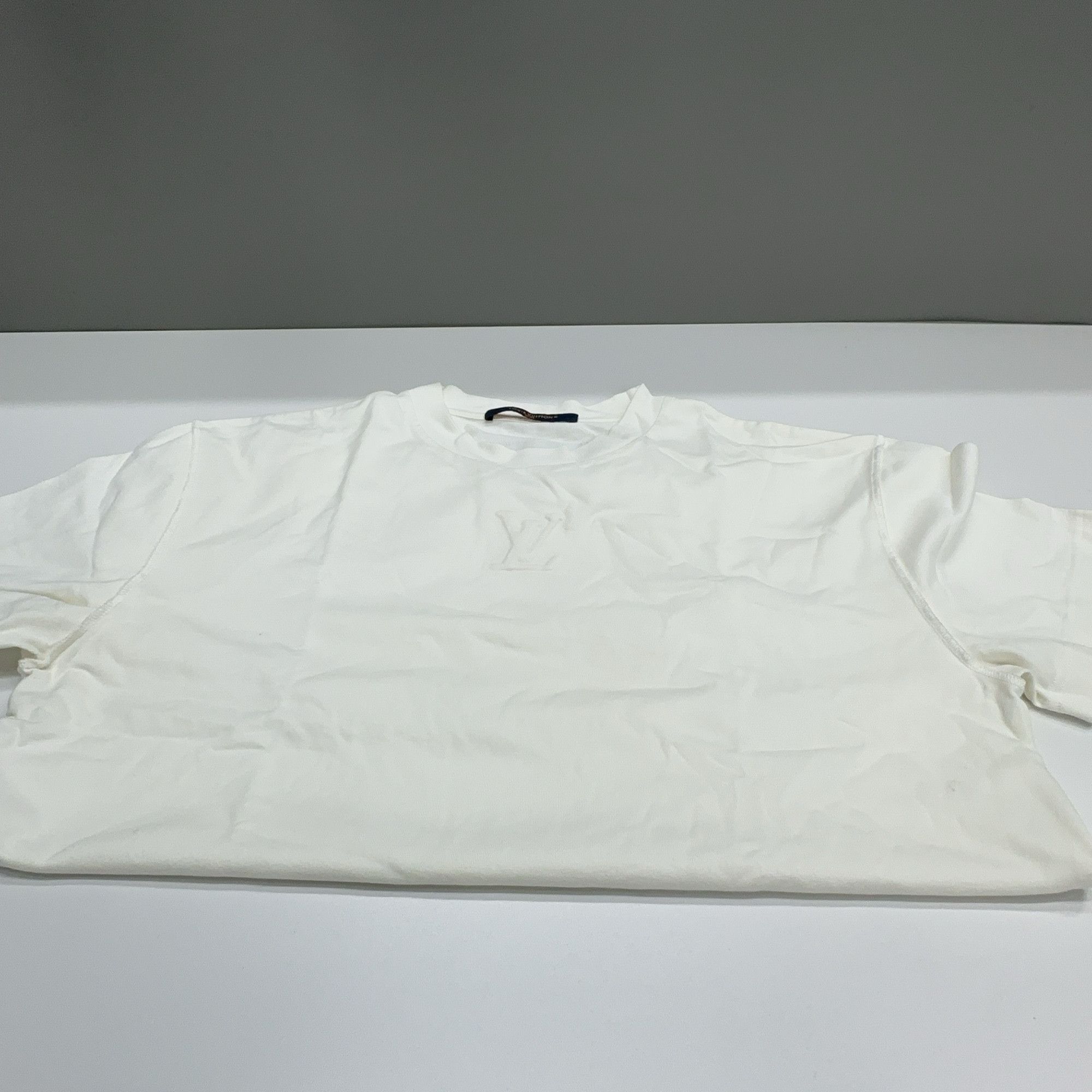 Louis Vuitton Louis Vuitton Logo Embossed T-Shirt Size XS Size US XS / EU 42 / 0 - 6 Thumbnail