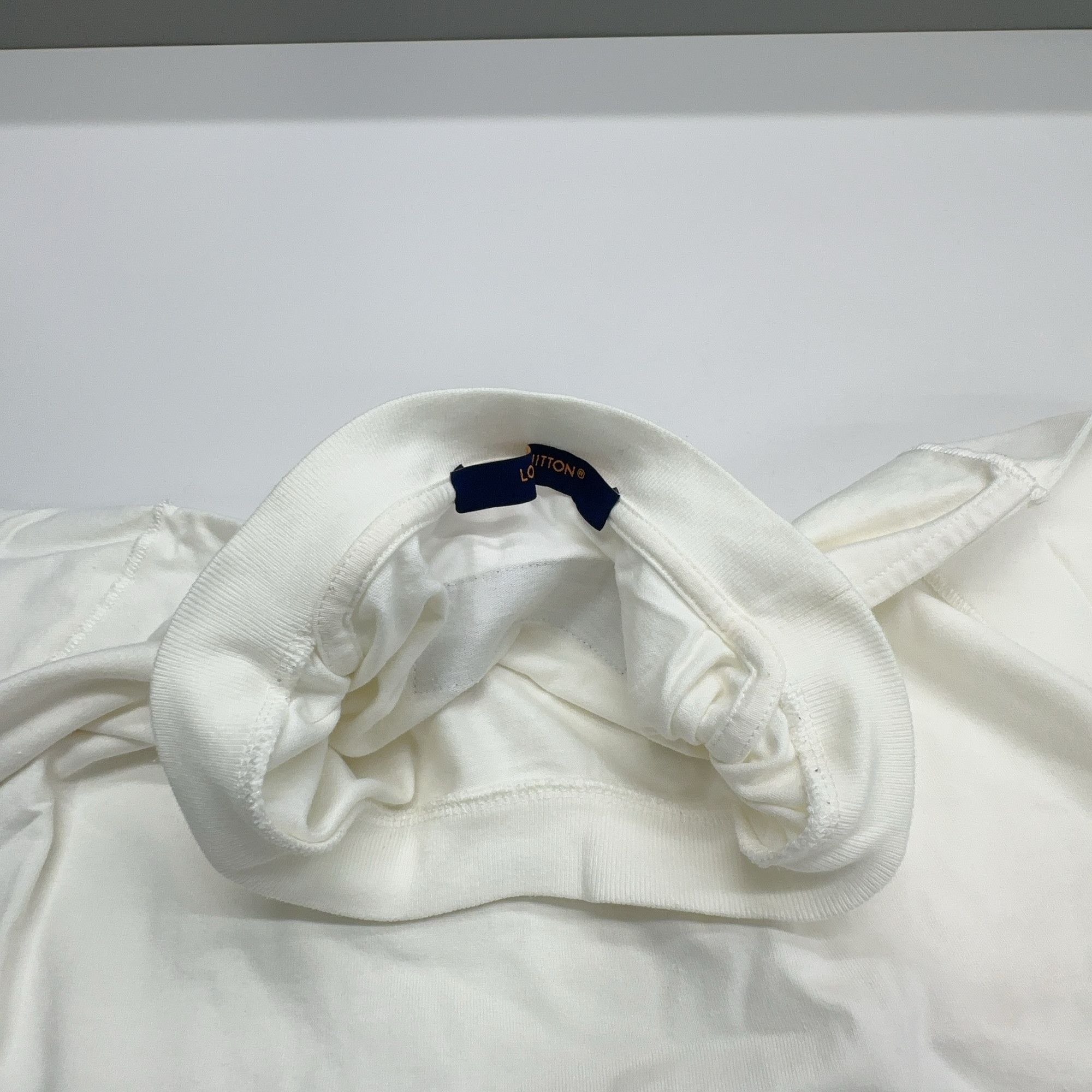 Louis Vuitton Louis Vuitton Logo Embossed T-Shirt Size XS Size US XS / EU 42 / 0 - 5 Thumbnail