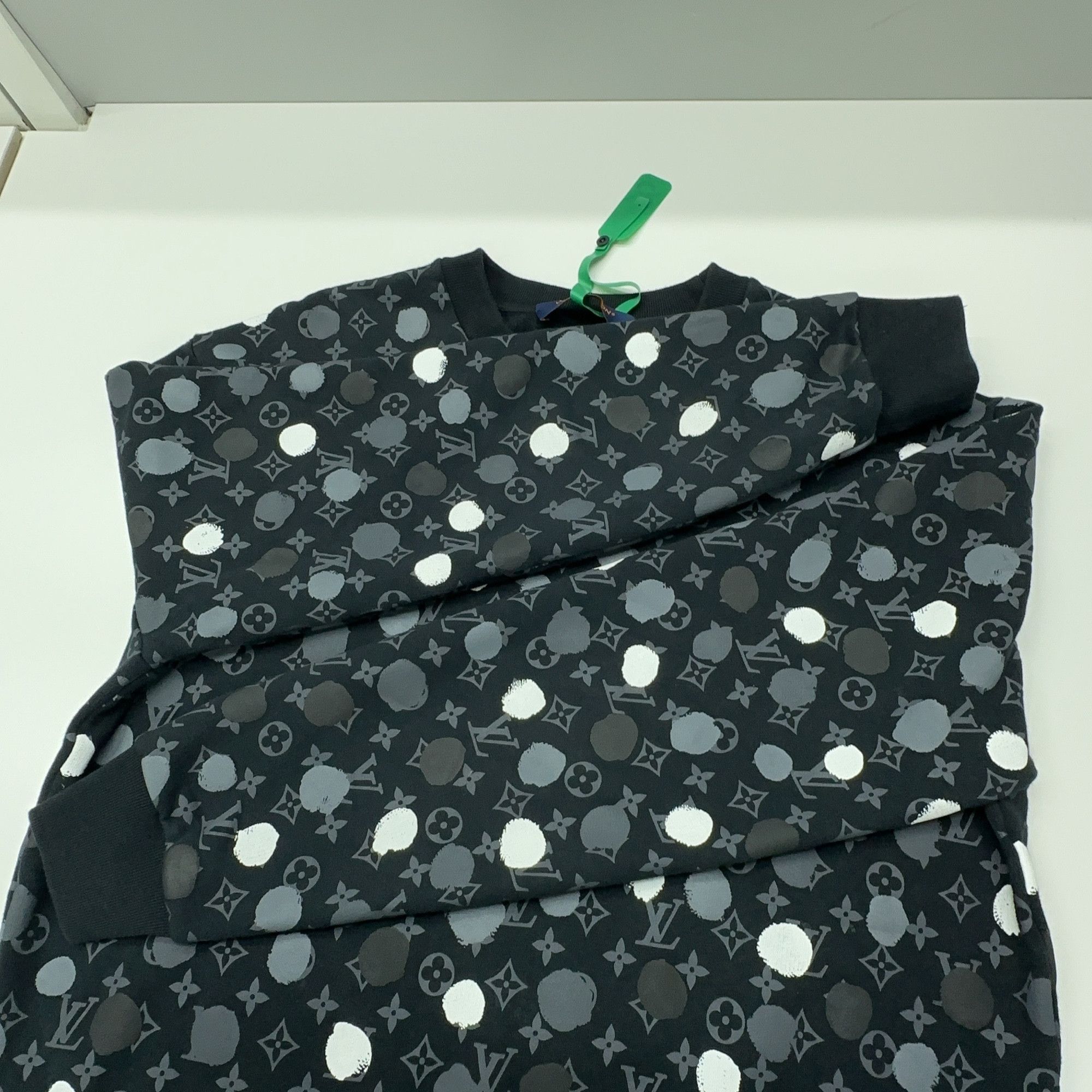 Louis Vuitton Louis Vuitton x Yayoi Kusama Monogram Dot Sweatshirt Size M Size US M / EU 48-50 / 2 - 9 Thumbnail