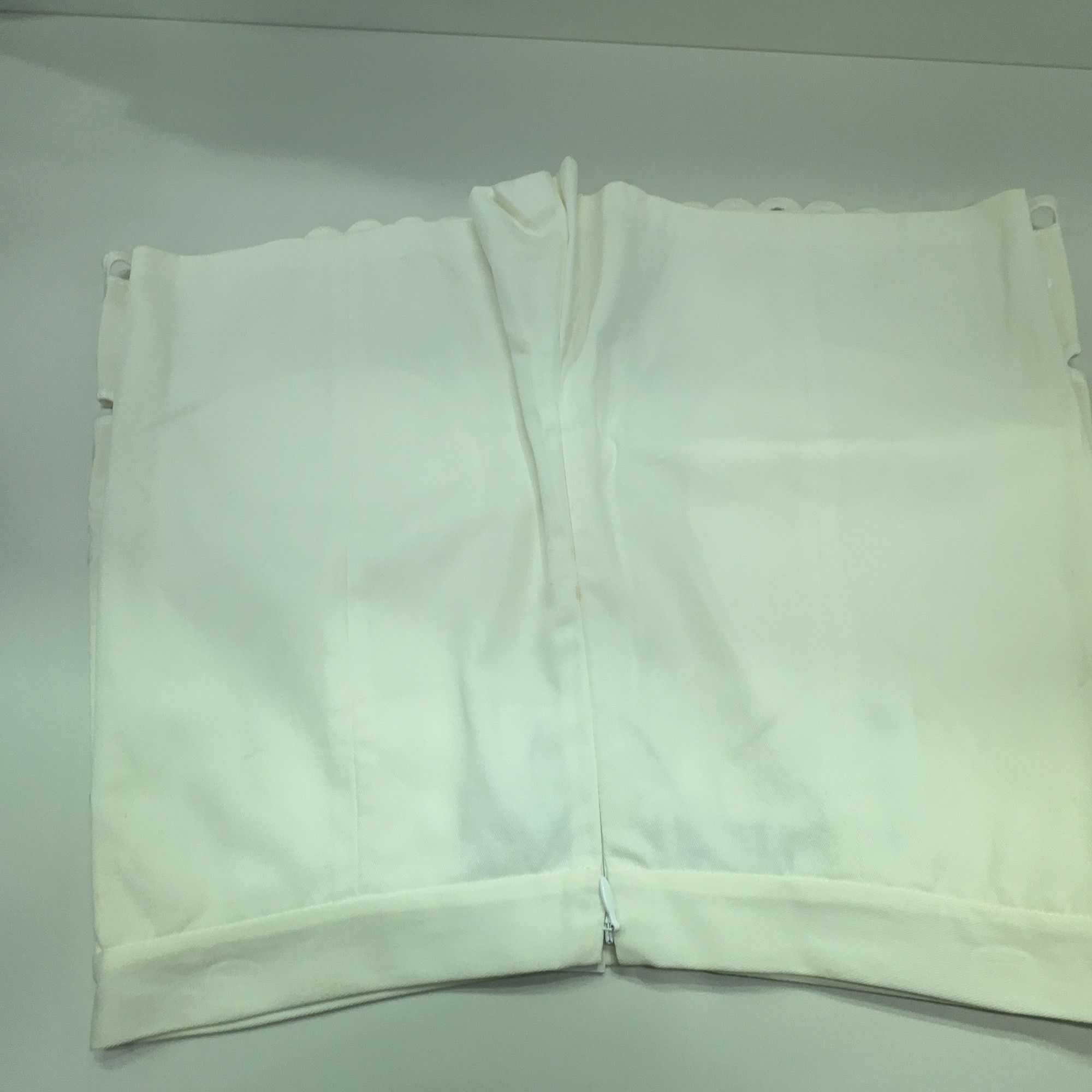 RED Valentino RED Valentino White Cutout Floral Shorts Size 38 Size 26" / US 2 / IT 38 - 4 Thumbnail