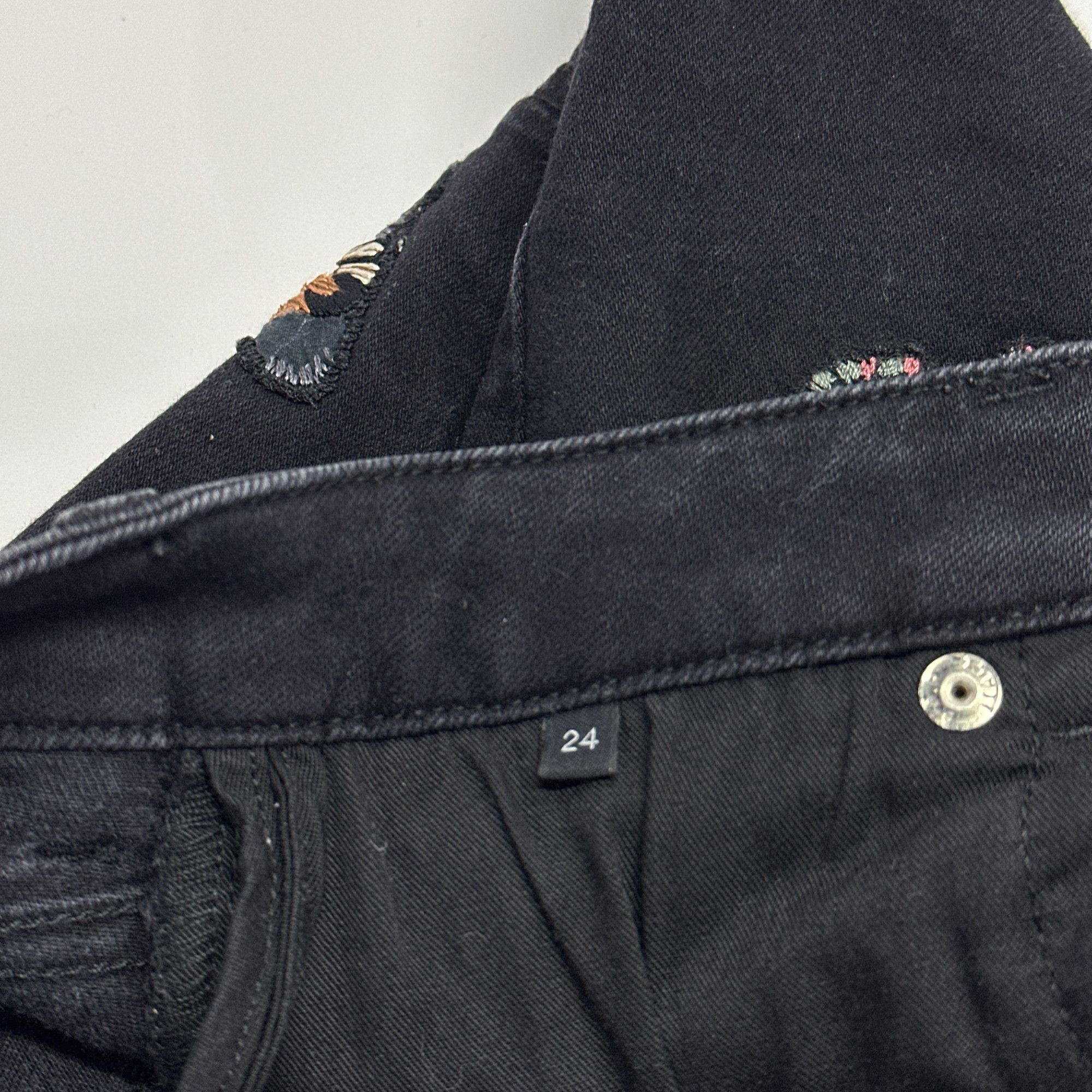 Valentino Valentino Butterfly Embroidered Denim Shorts Size 24 Size 24" / US 00 / IT 34 - 4 Thumbnail