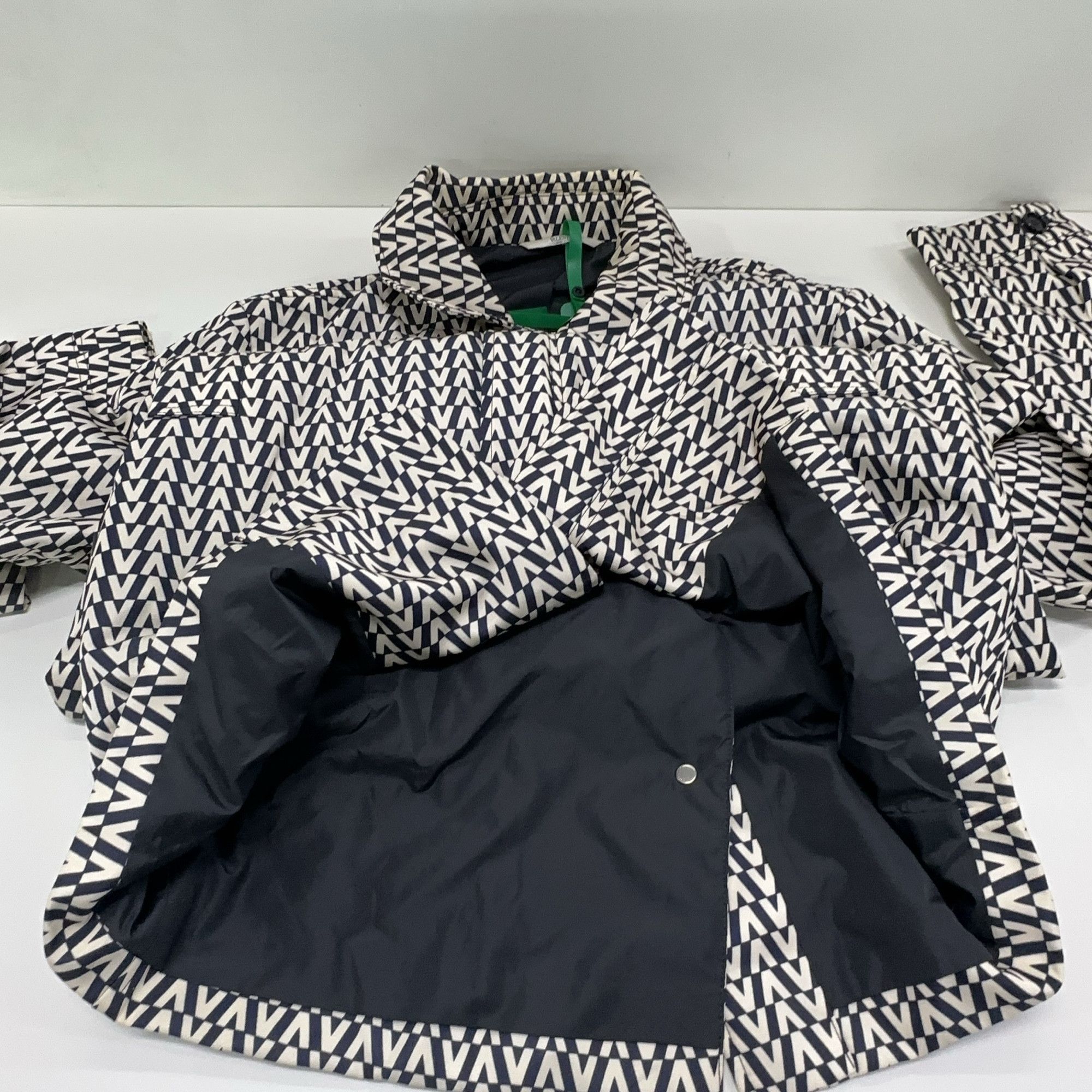 Valentino Valentino V-Logo Print Coat Size S Size US S / EU 44-46 / 1 - 7 Thumbnail