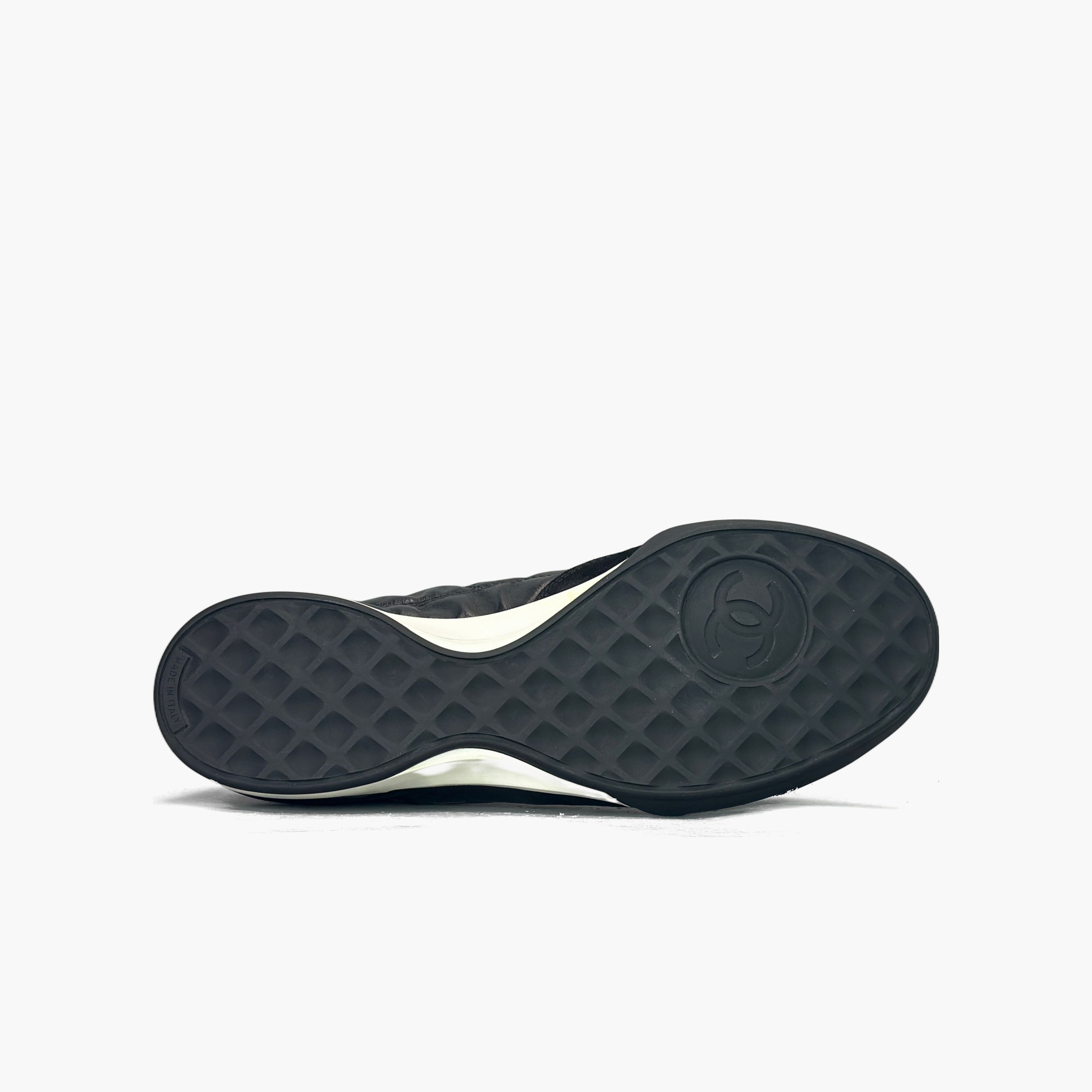 Chanel Chanel Quilted CC Logo Sneakers Size 37 Size US 7 / IT 37 - 7 Thumbnail