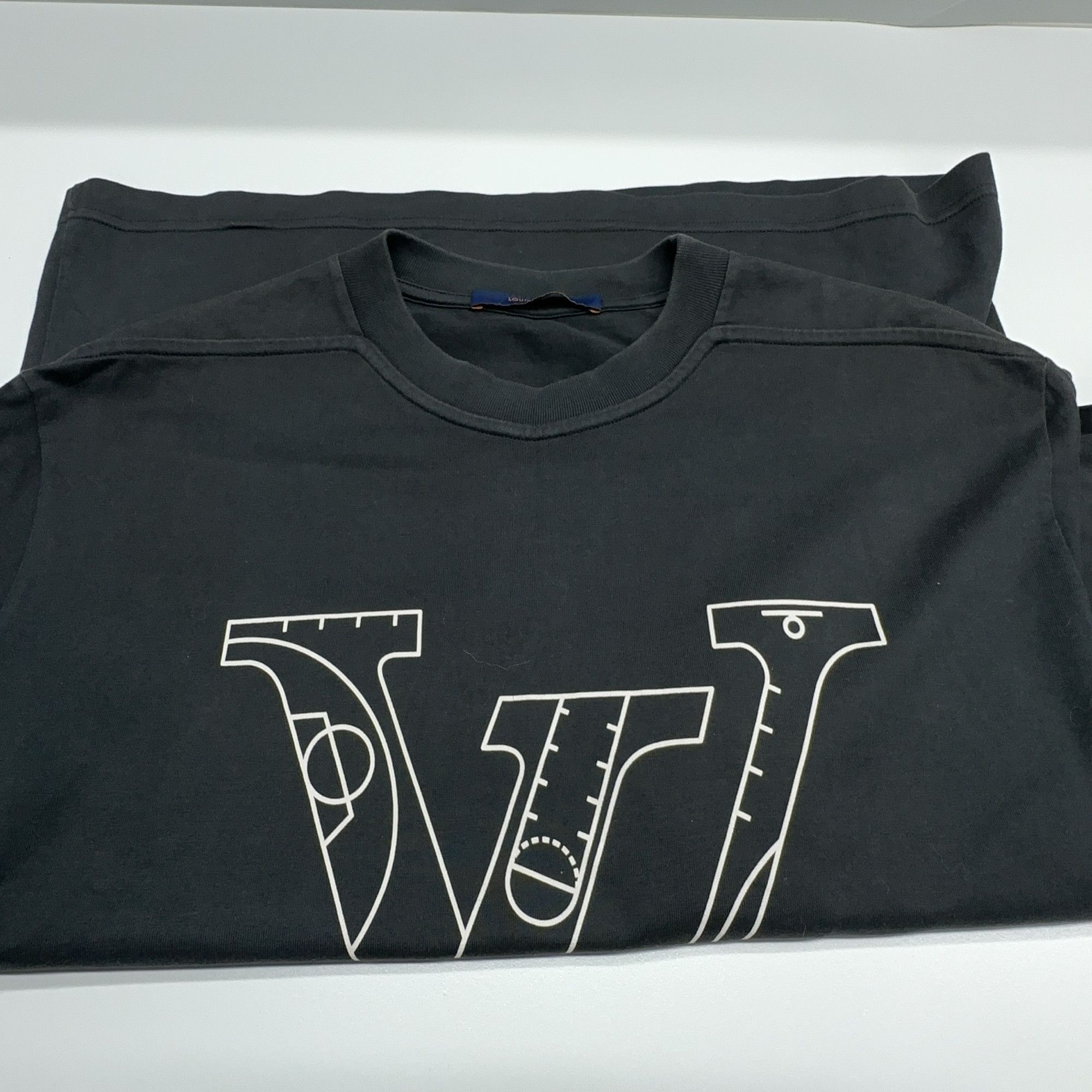 Louis Vuitton Louis Vuitton x NBA Logo T-Shirt Size S Size US S / EU 44-46 / 1 - 7 Thumbnail