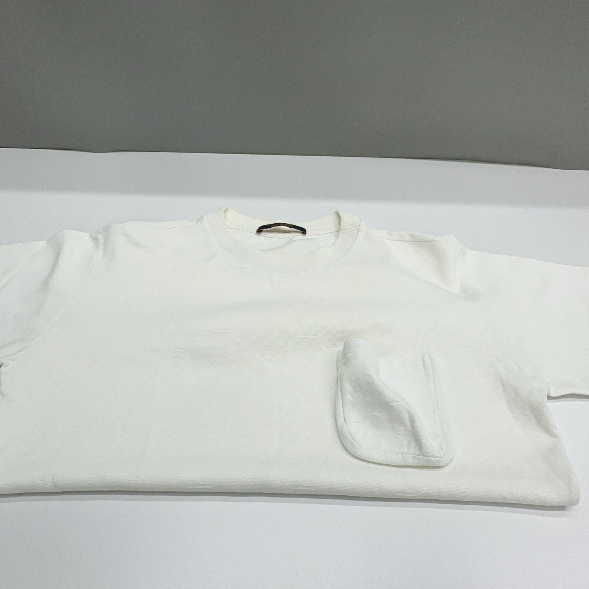 Louis Vuitton Louis Vuitton Monogram Pocket T-Shirt Size S Size US S / EU 44-46 / 1 - 6 Thumbnail